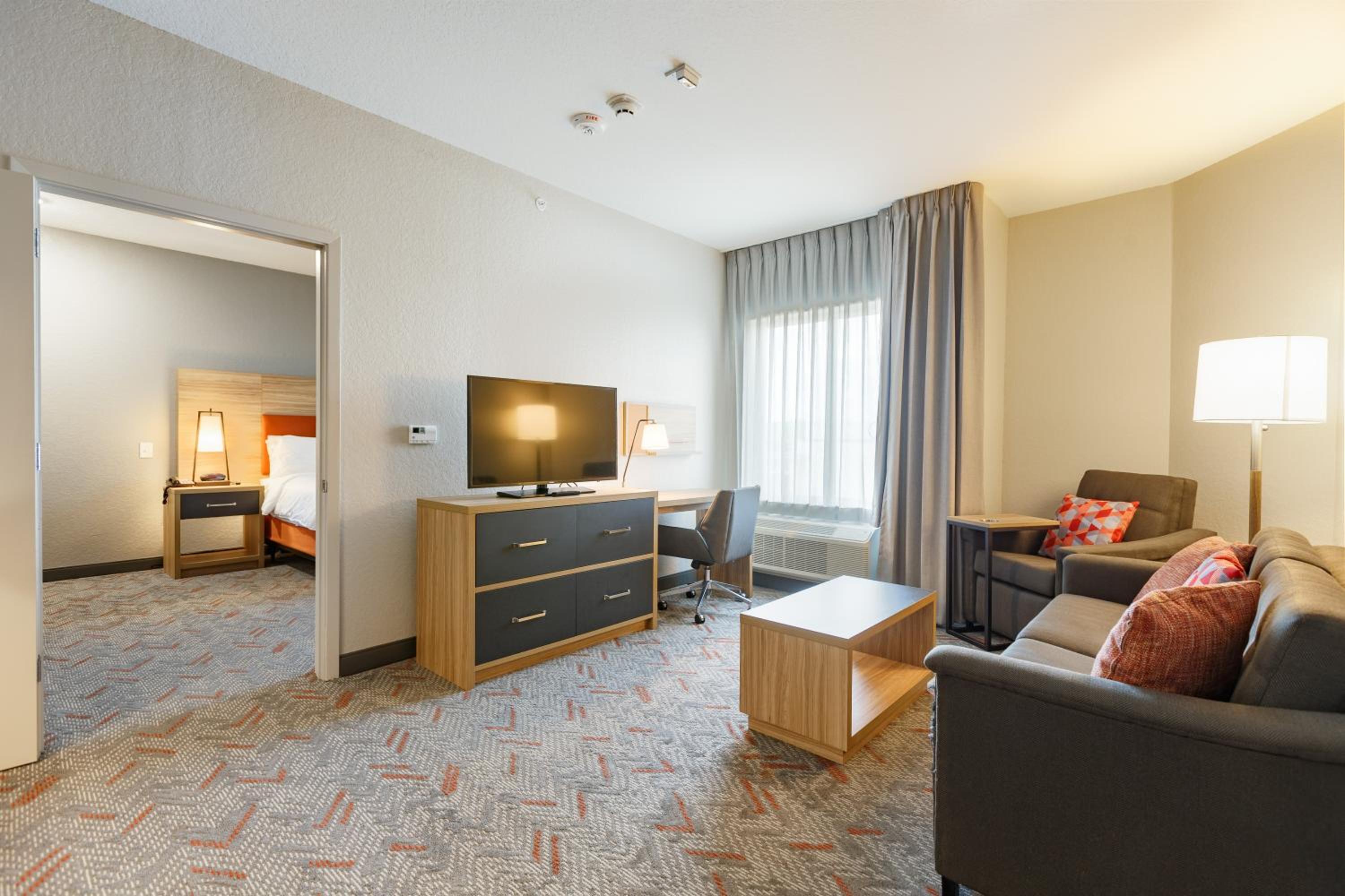 One-Bedroom King Suite with Sofa Bed photo 3