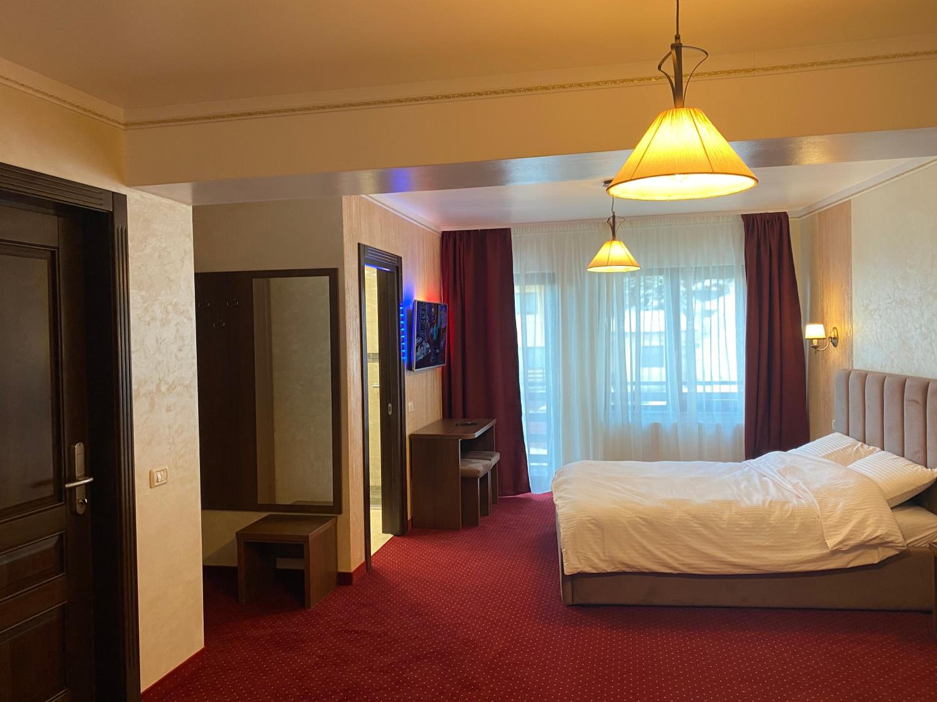 Deluxe Double Room with Balcony - Photo 5