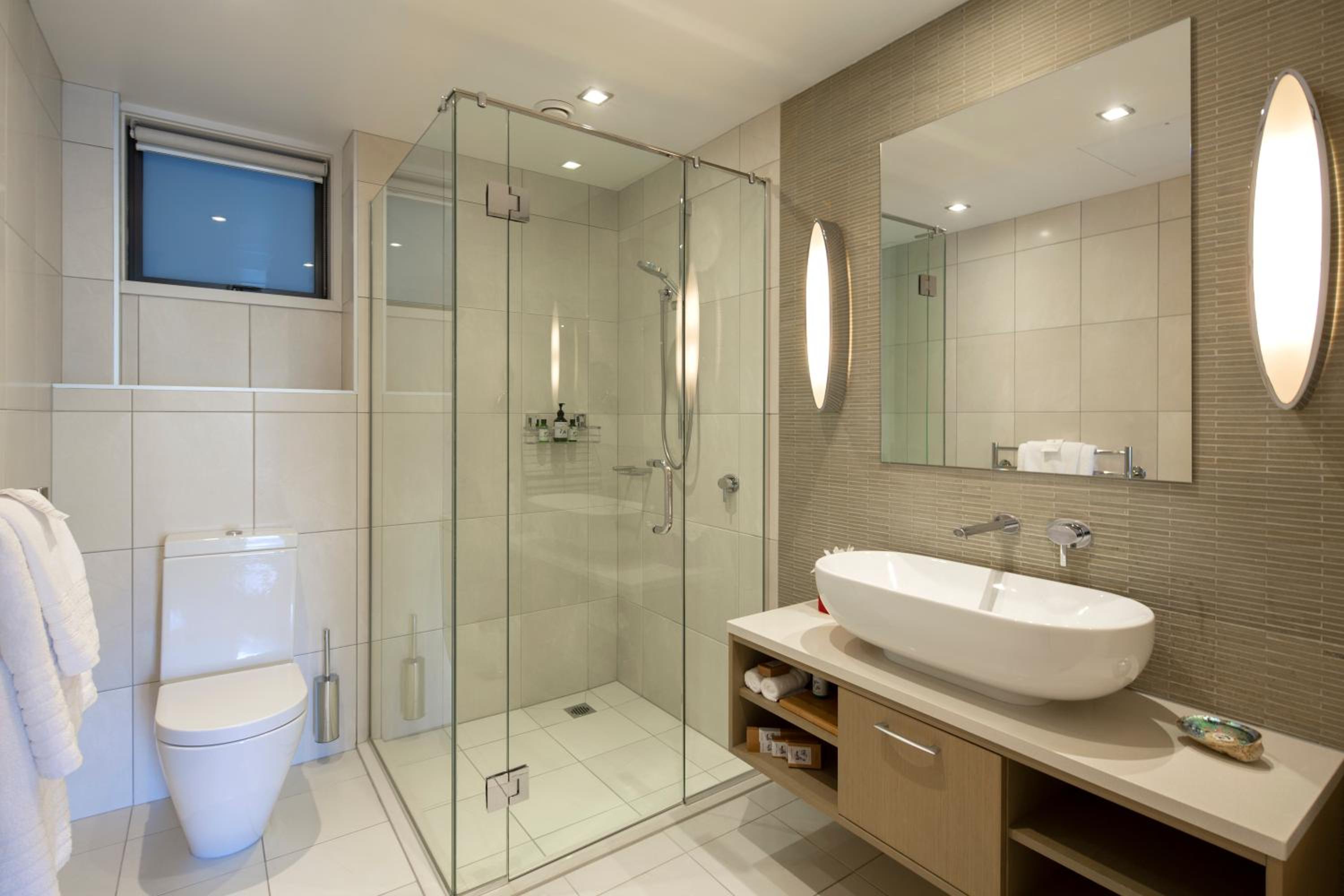 King Room with Lake View thumbnail 6