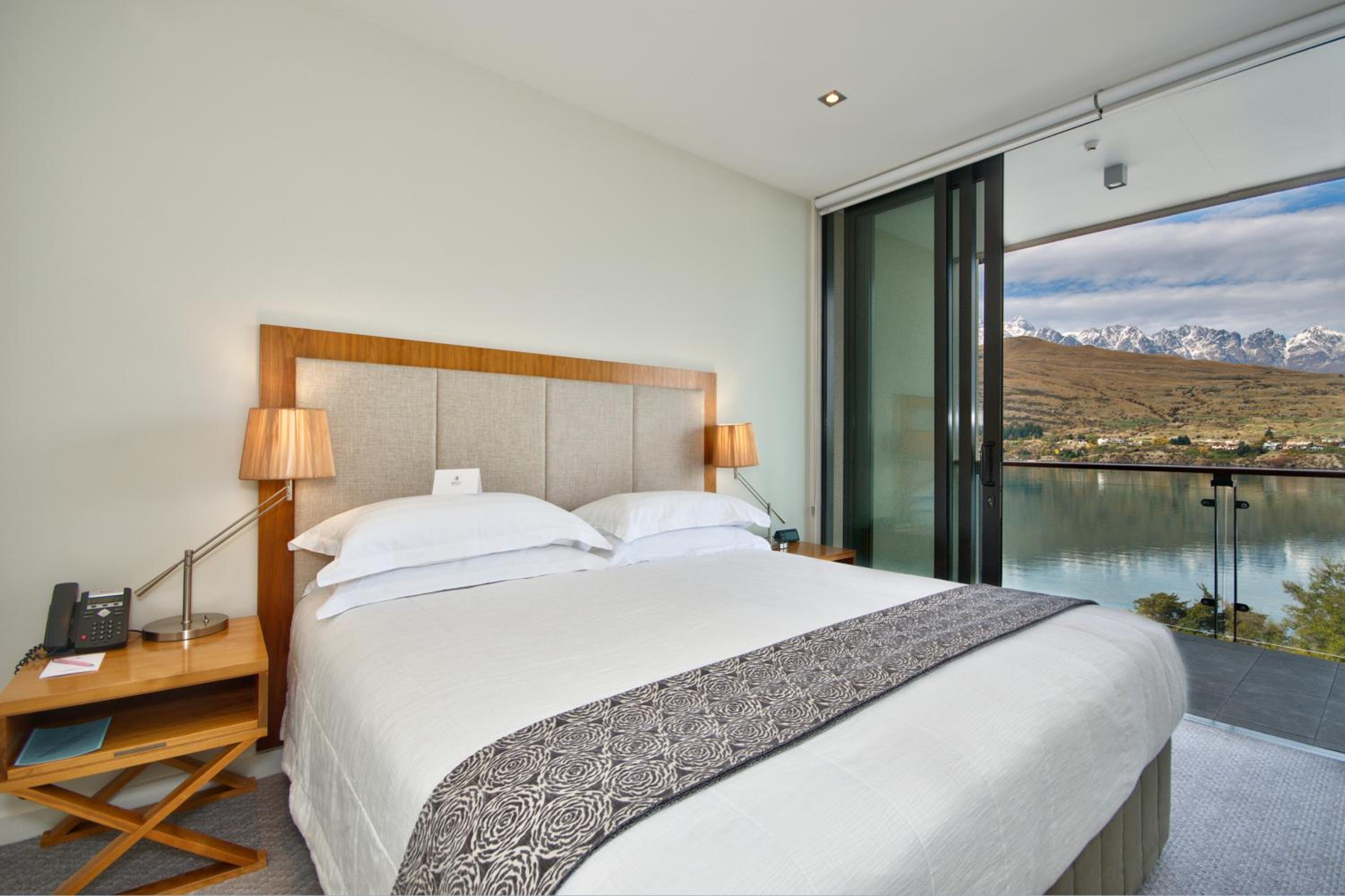 One-Bedroom Apartment with Lake View