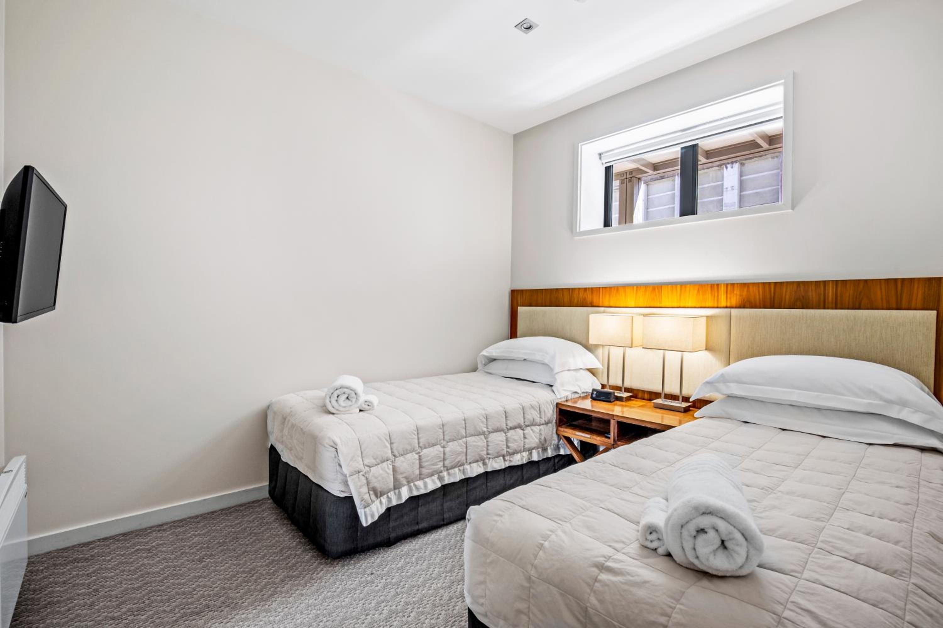 Three-Bedroom Apartment with Lake View thumbnail 5