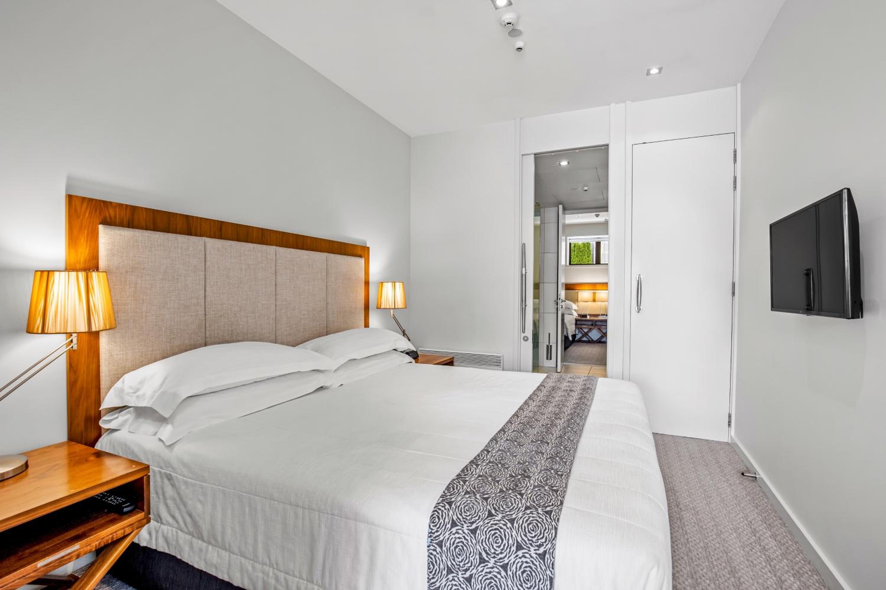 Three-Bedroom Apartment with Lake View thumbnail 6