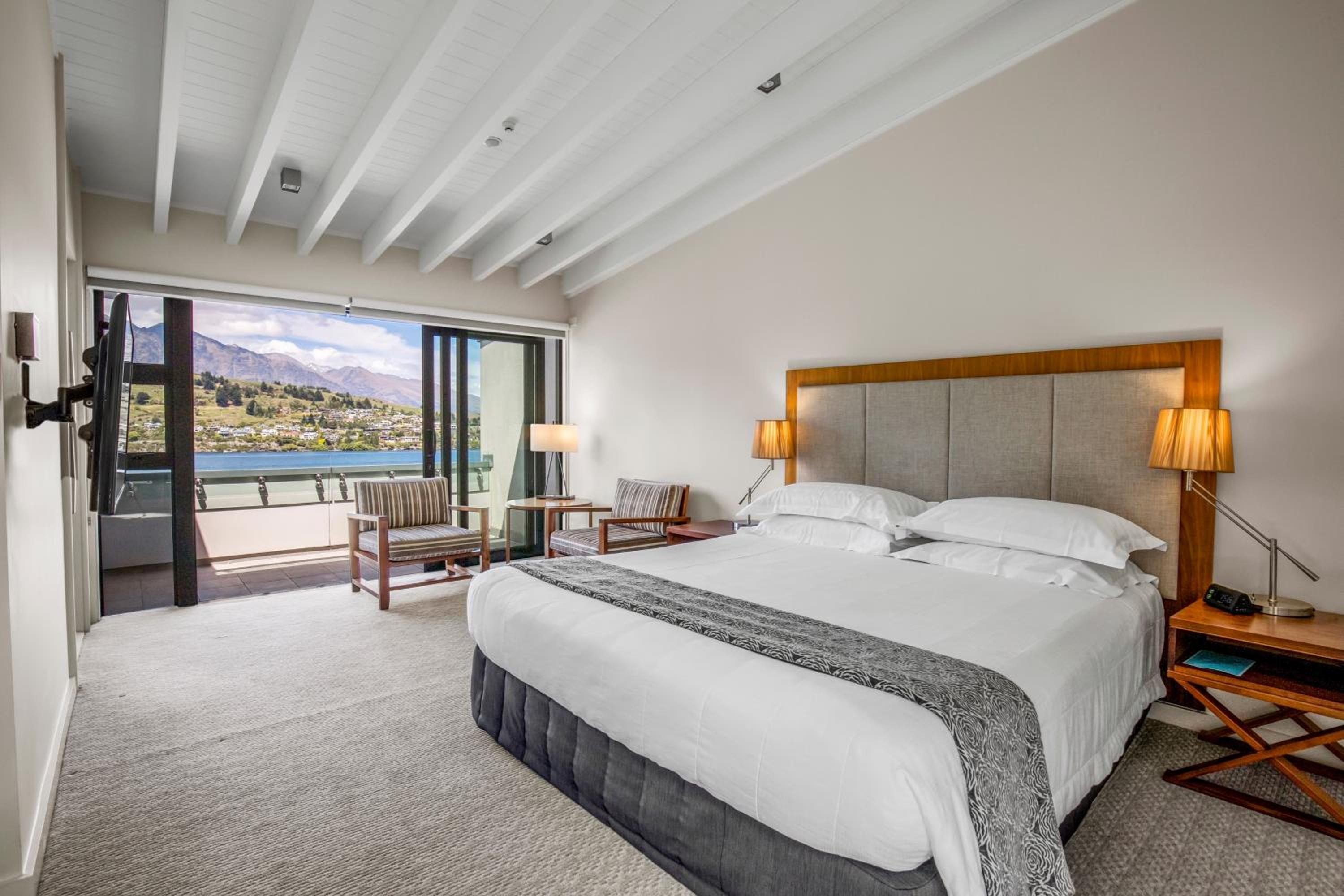Three-Bedroom Apartment with Lake View