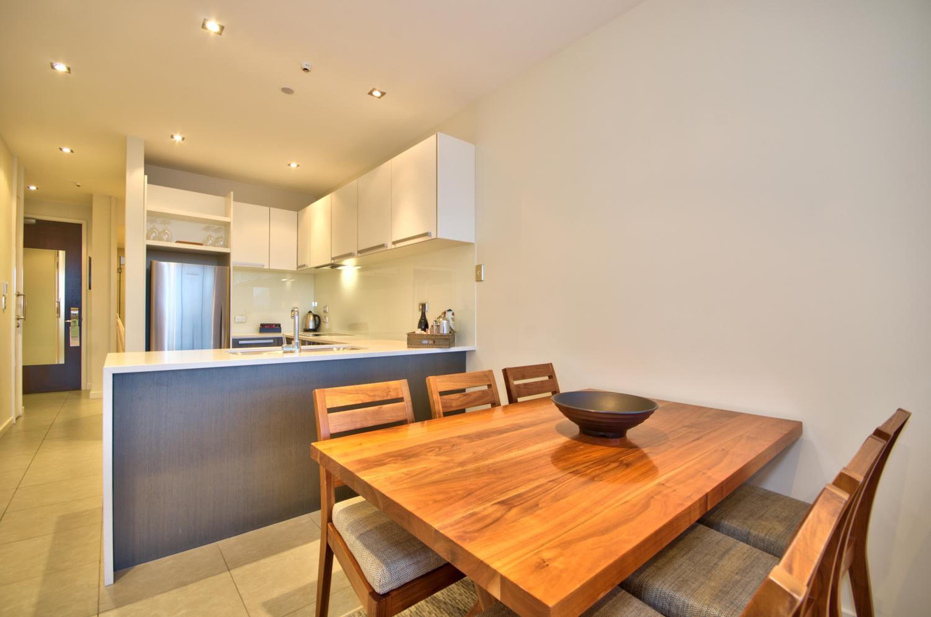 Superior One-Bedroom Apartment thumbnail 5
