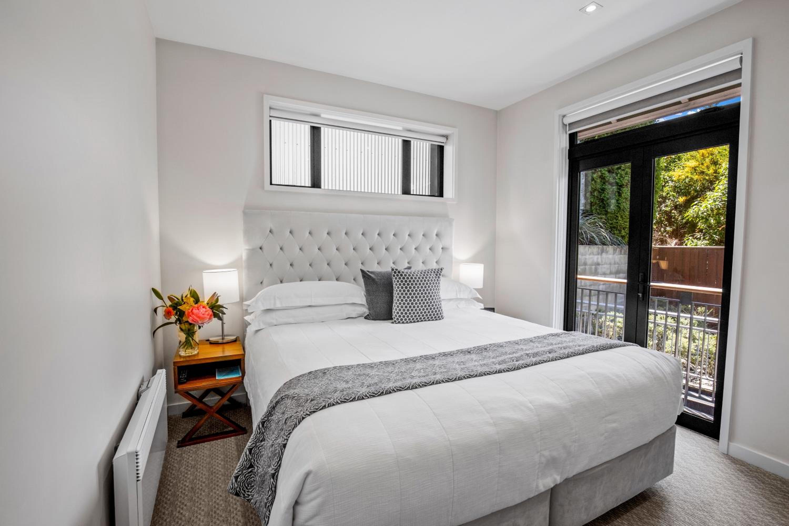 Two-Bedroom Penthouse Apartment with Lake View thumbnail 6