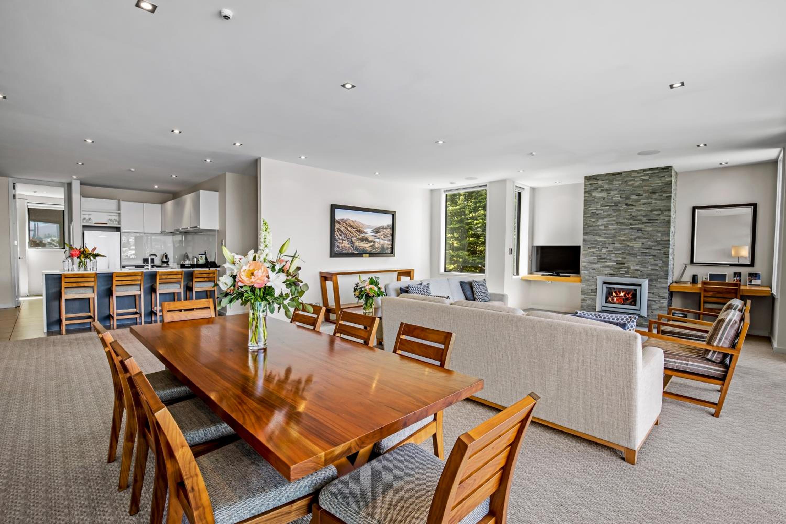 Two-Bedroom Penthouse Apartment with Lake View