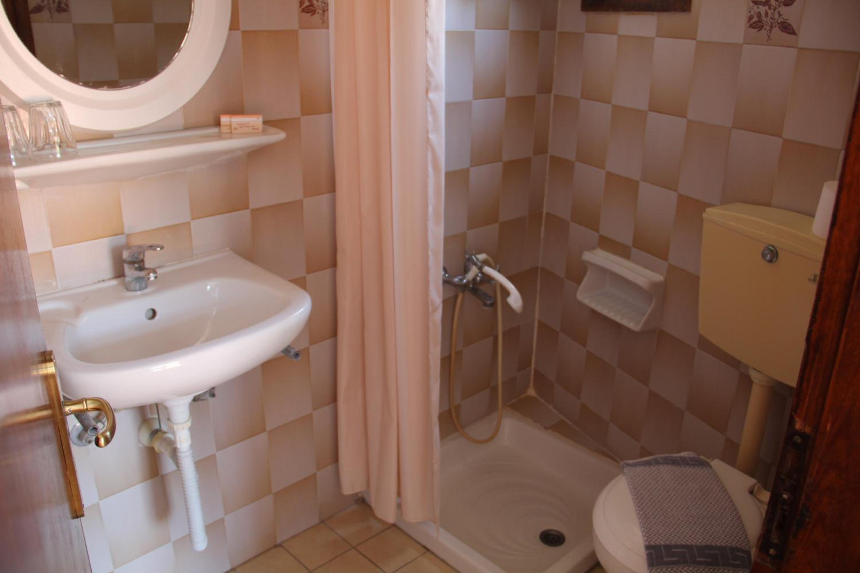 Double or Twin Room with City View - Photo 4