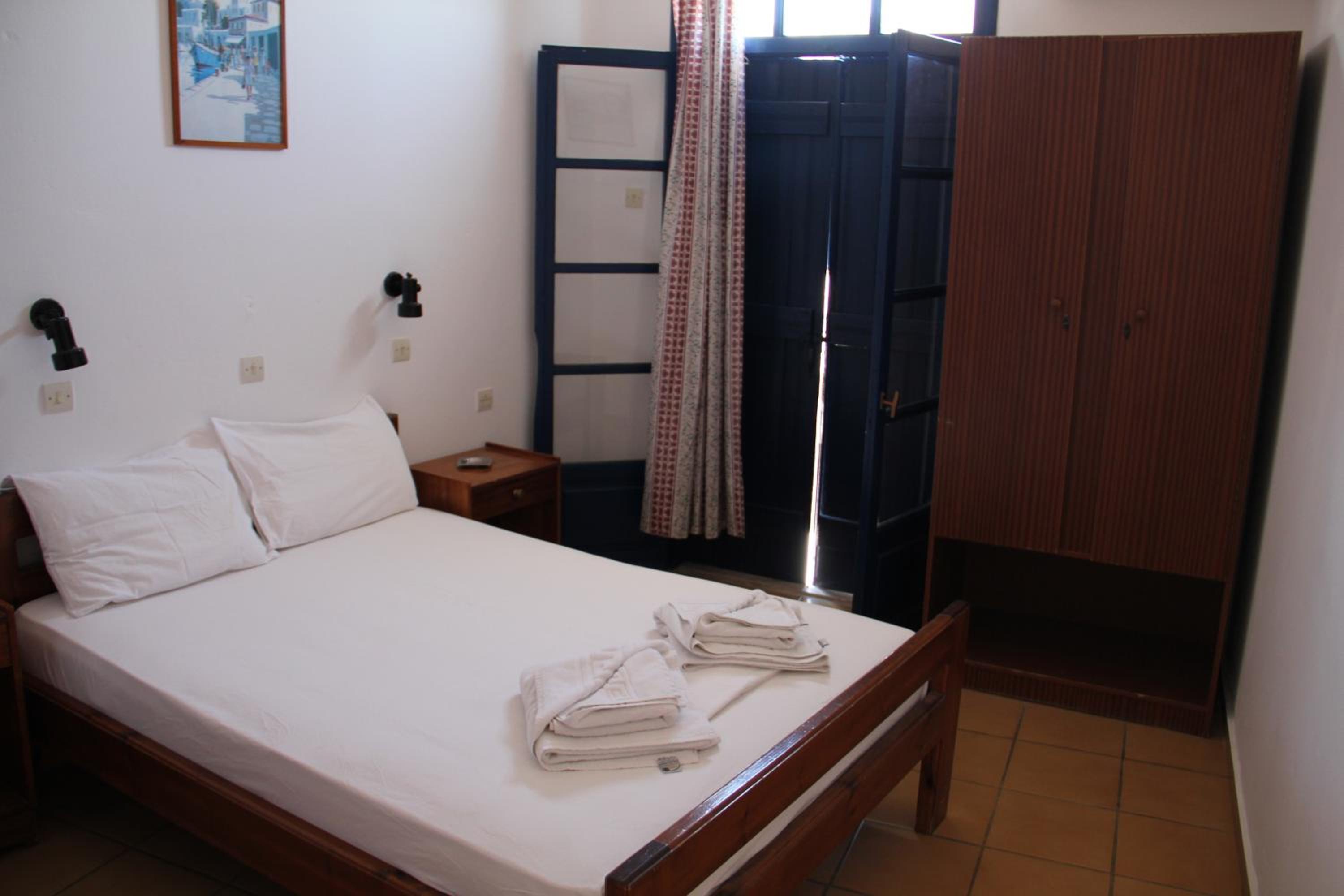 Double or Twin Room with City View - Photo 9