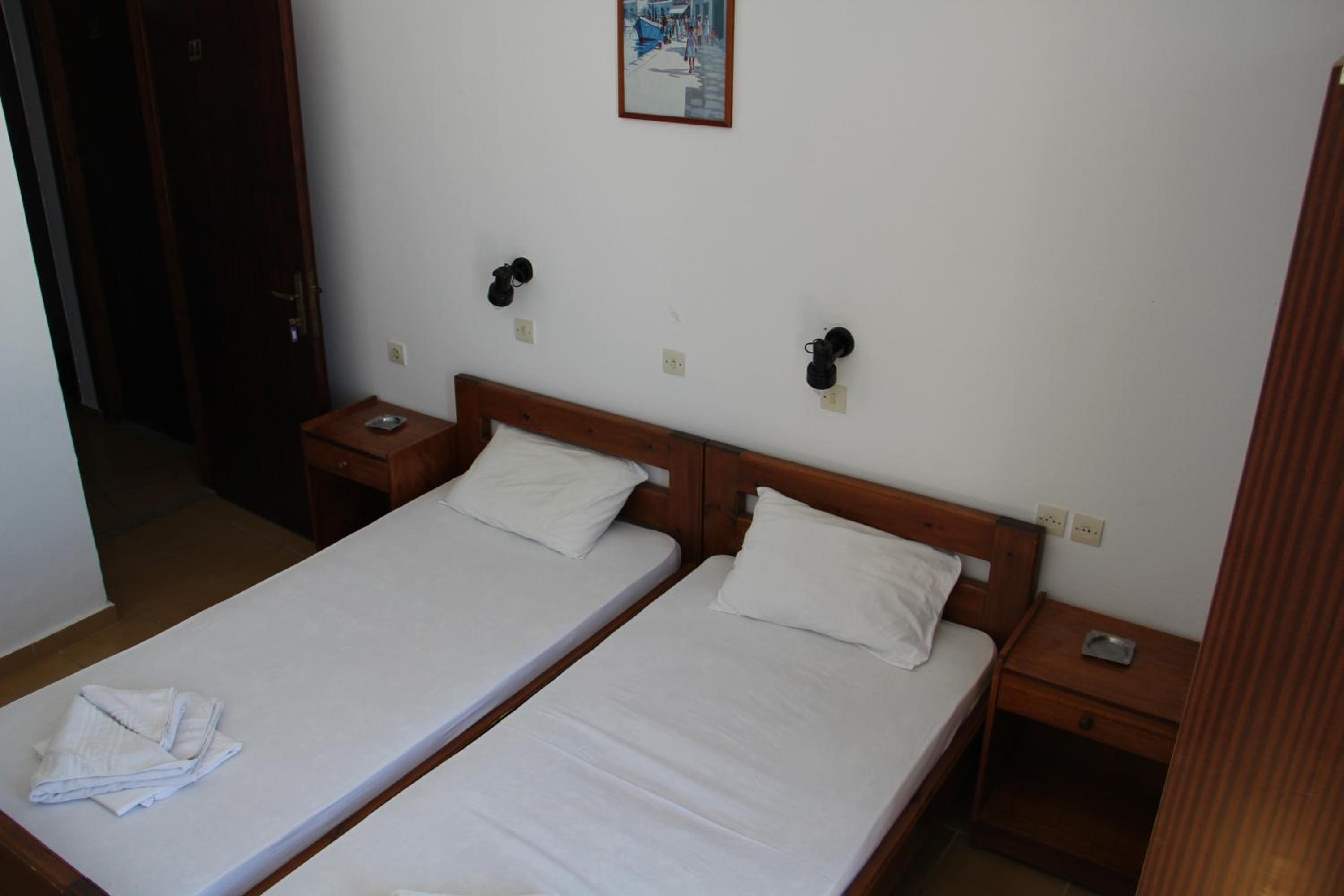Double or Twin Room with City View - Photo 13