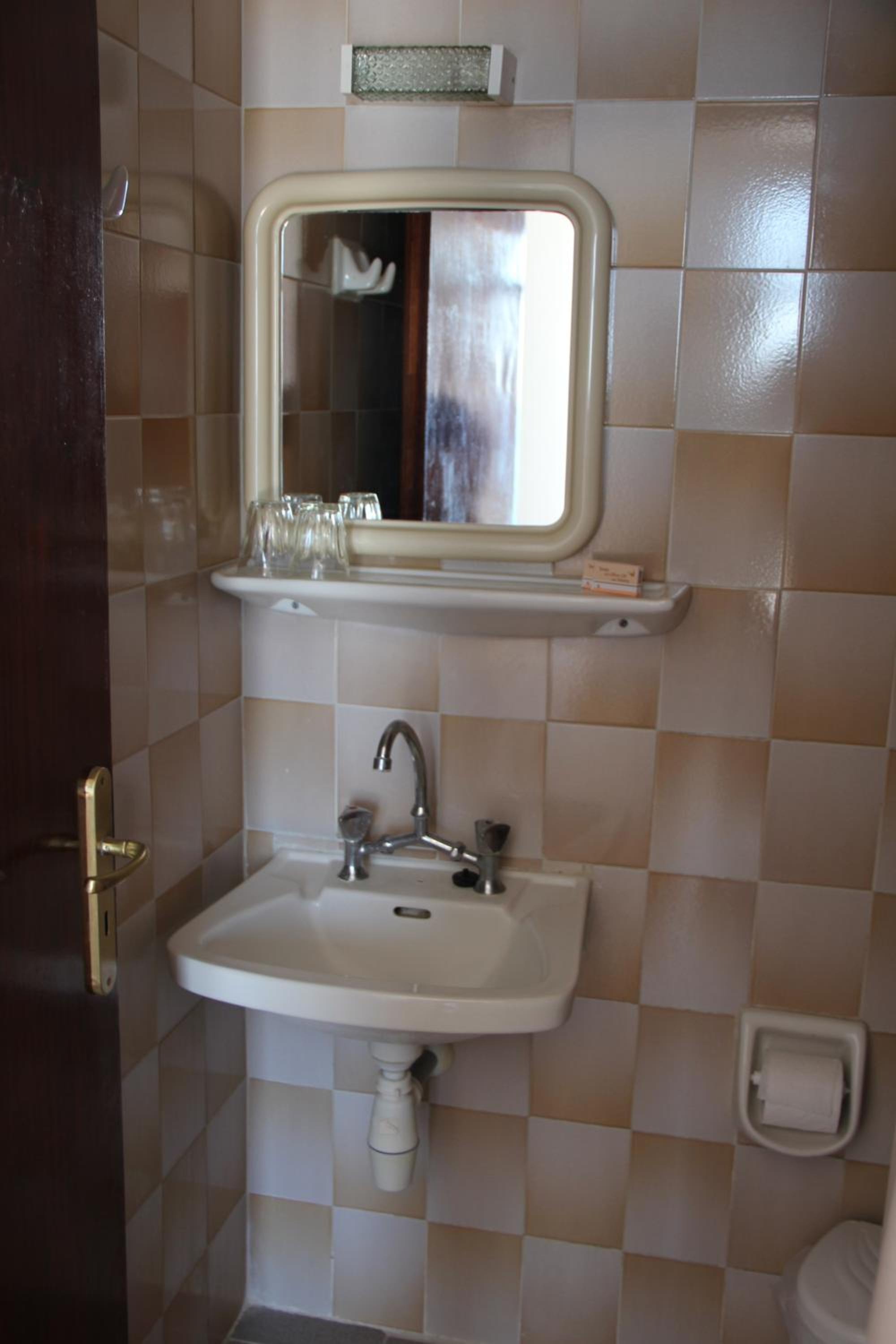 Double or Twin Room with City View - Photo 2