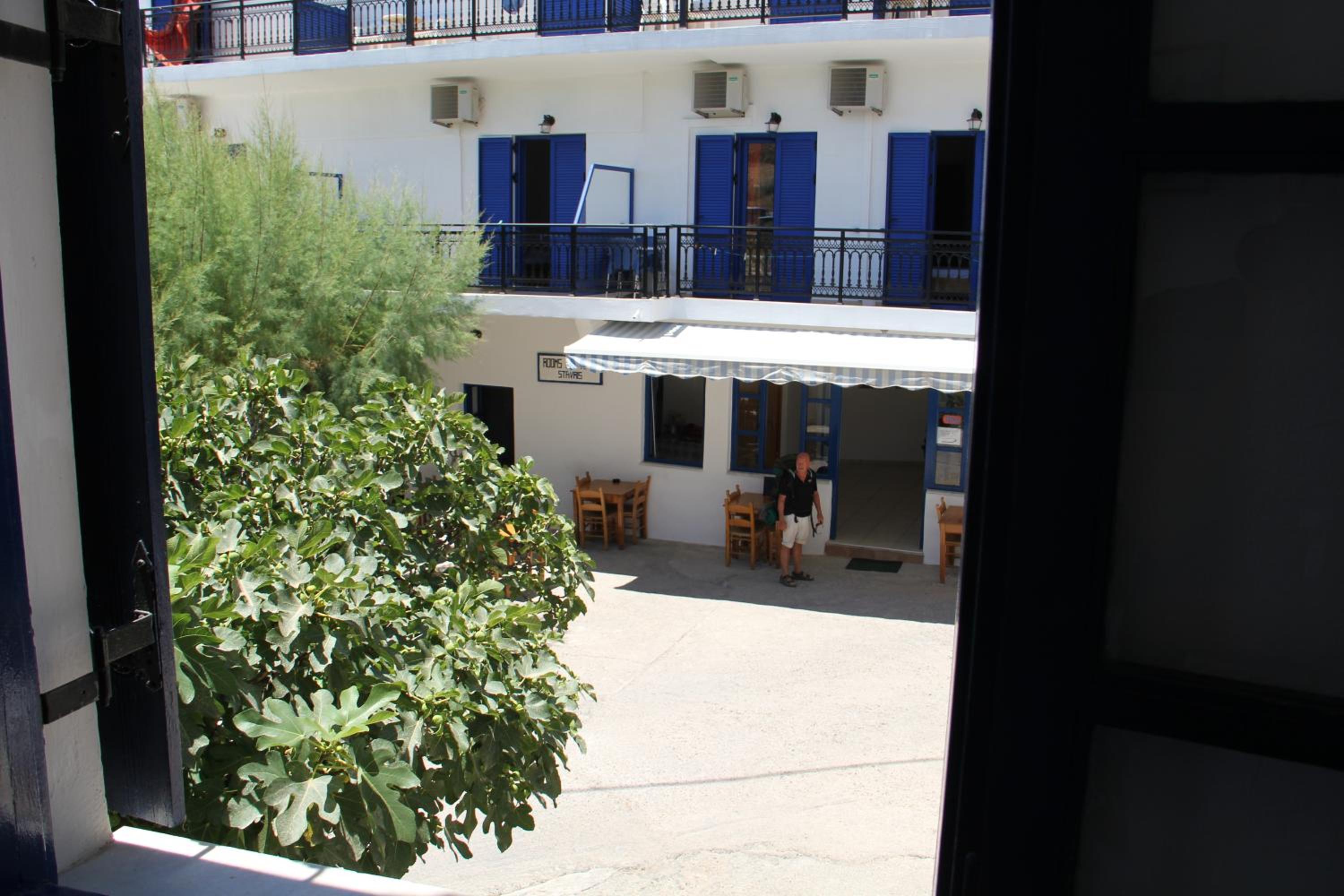 Studio with Balcony - Photo 6