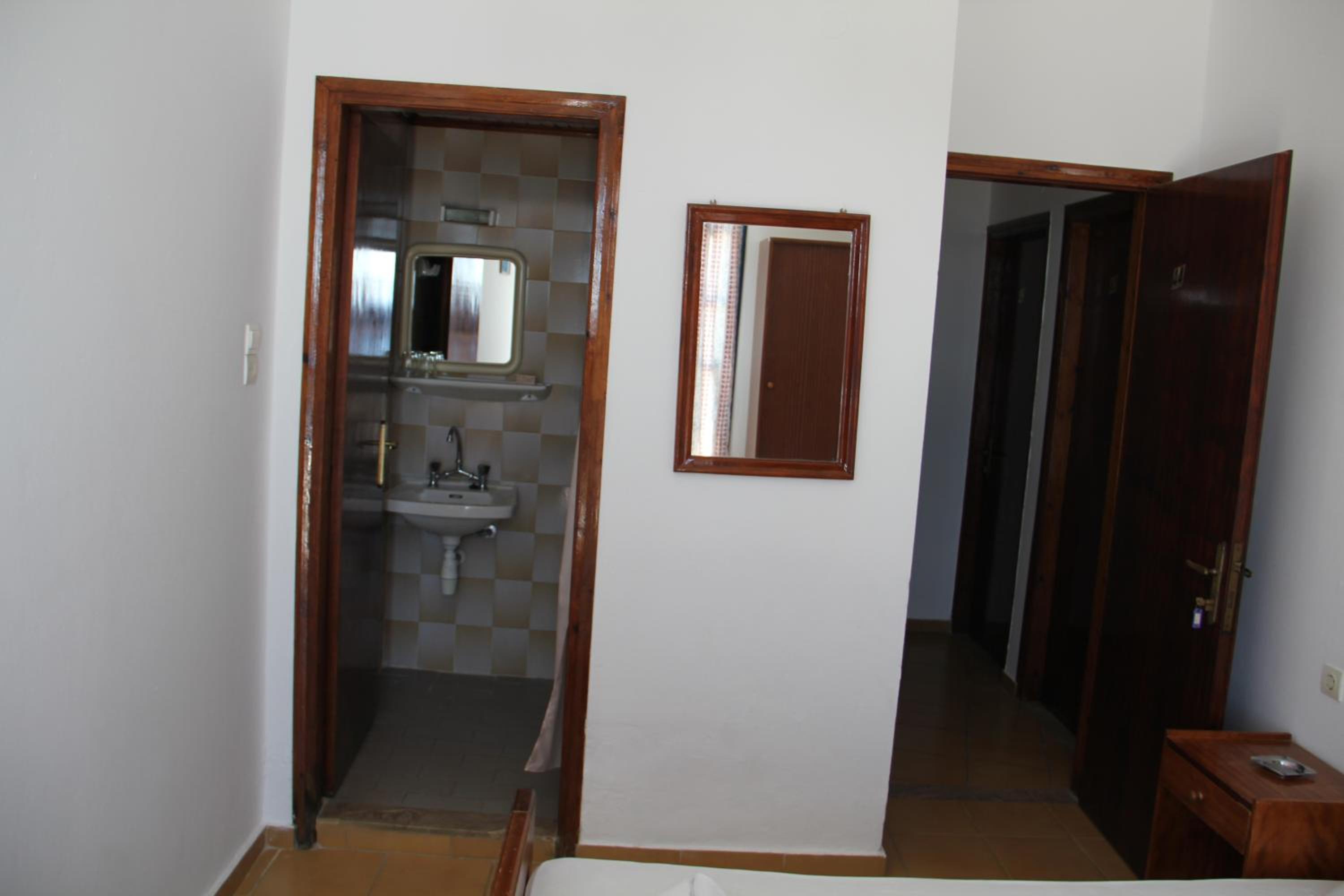 Double or Twin Room with City View - Photo 3