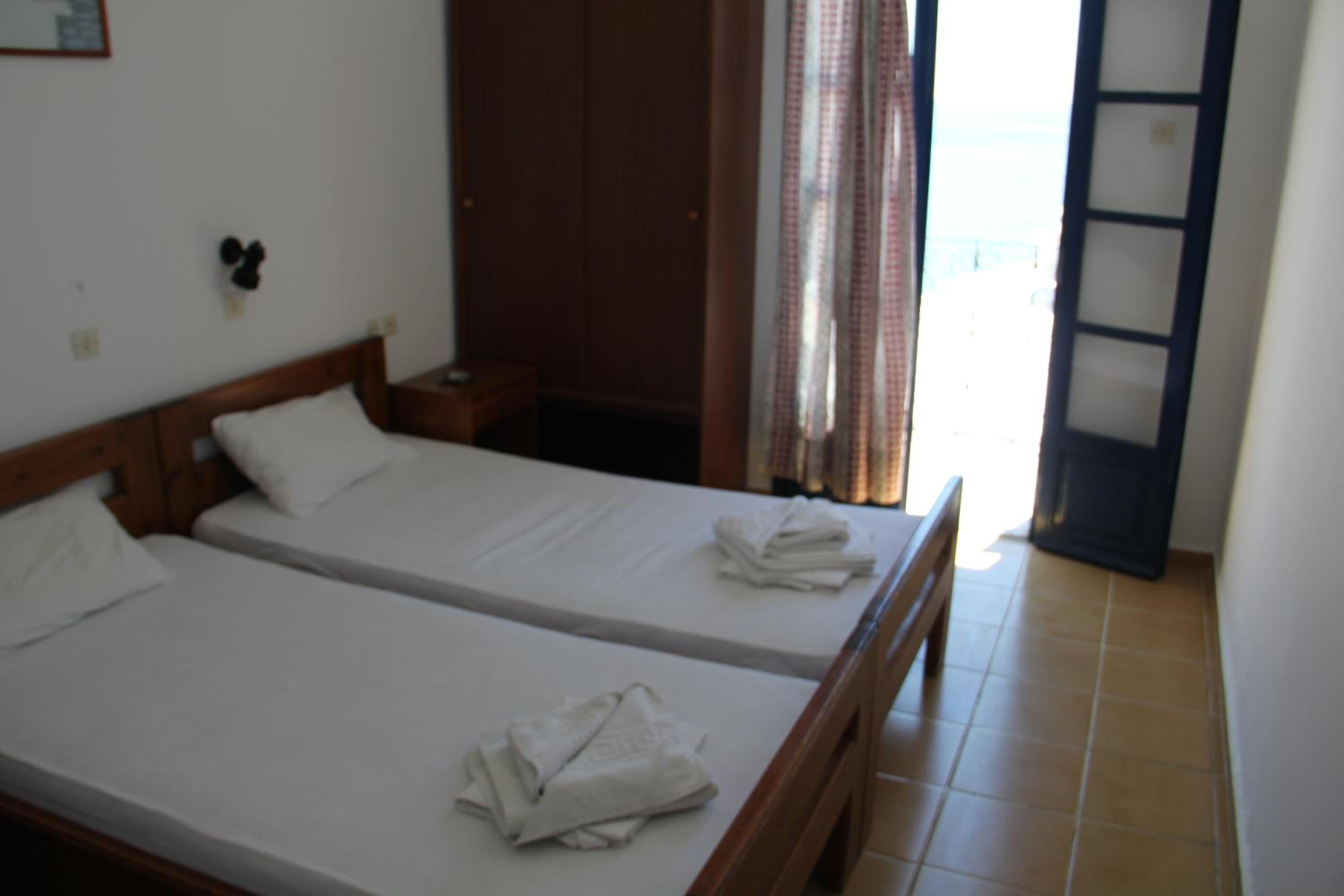 Double or Twin Room with City View - Photo 5