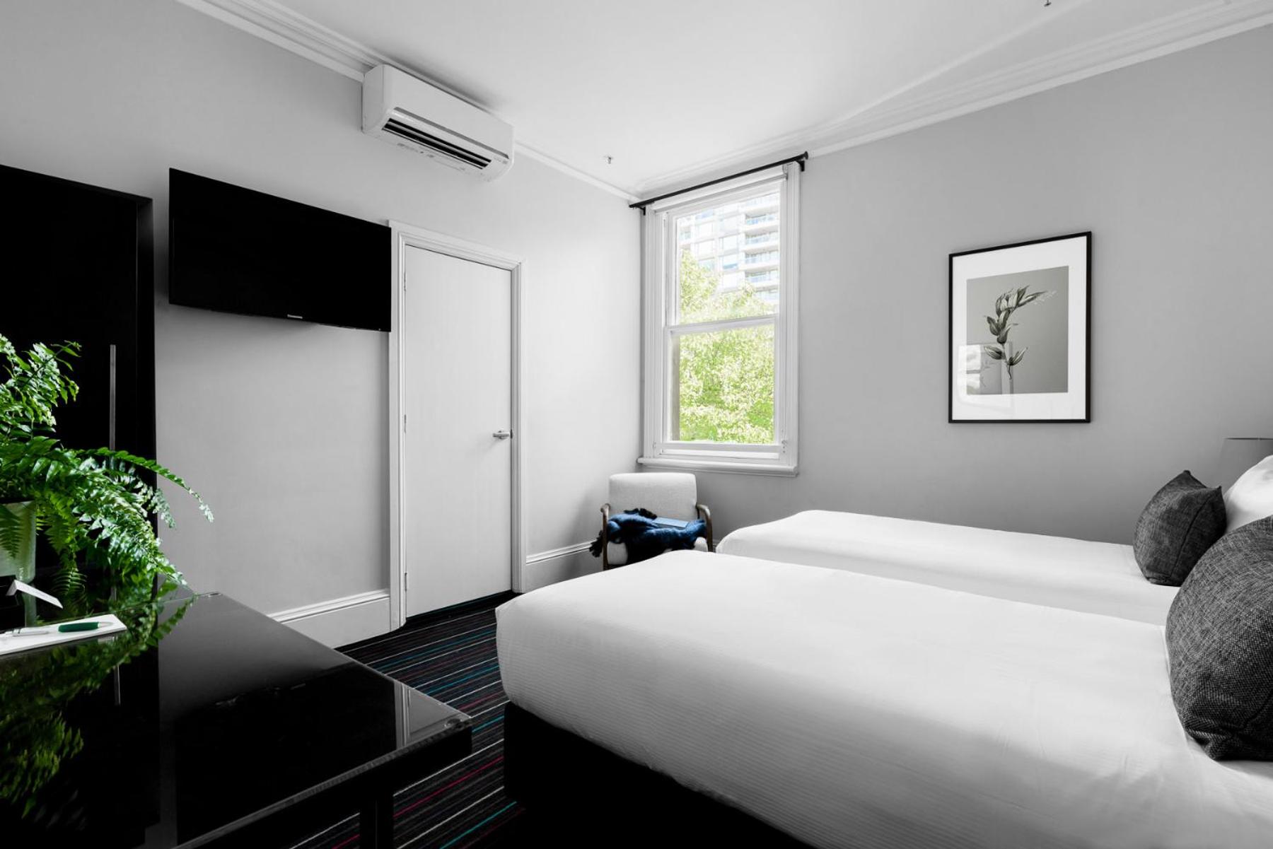 Deluxe Twin Room thumbnail 6