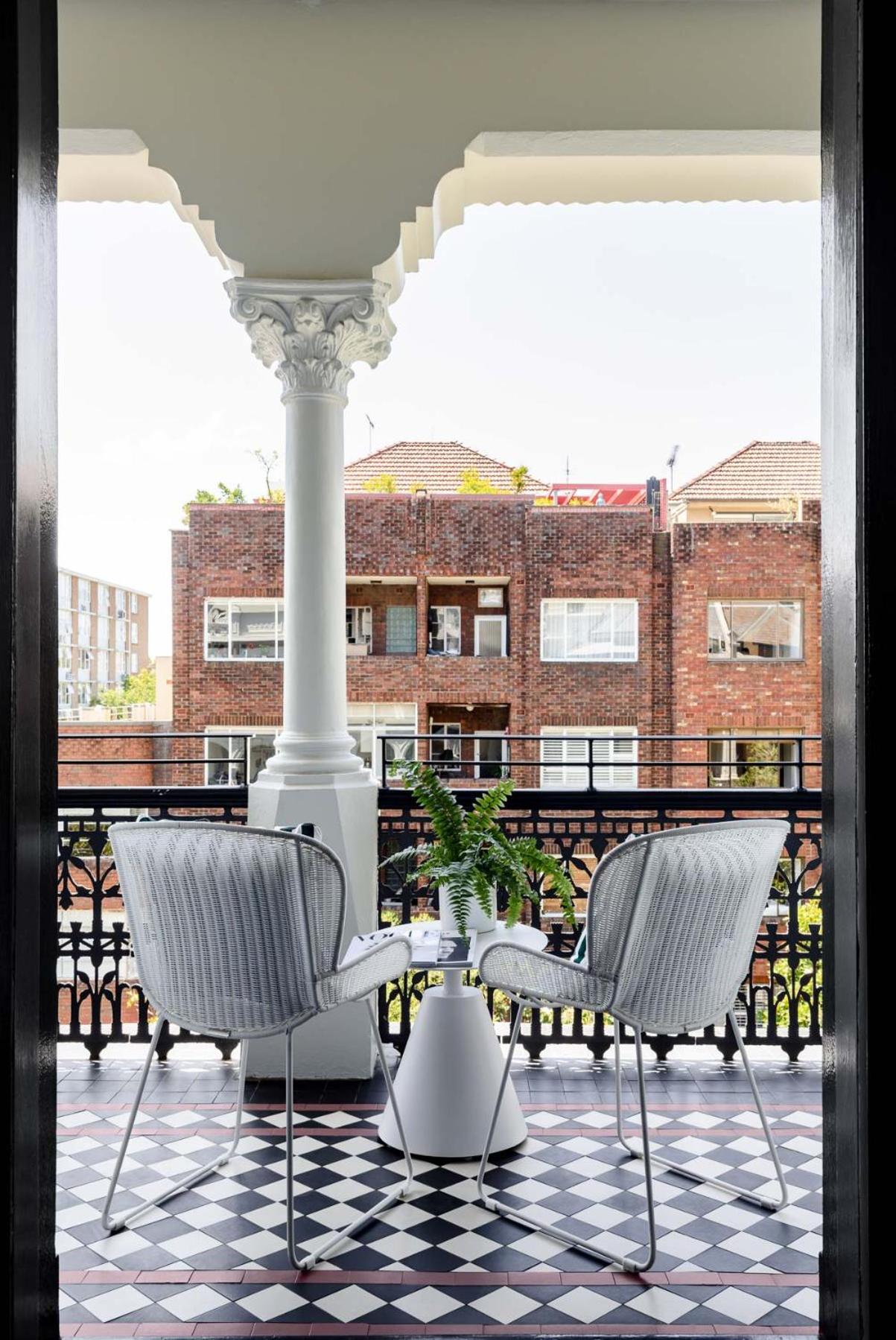 King Room with Balcony - Photo 11