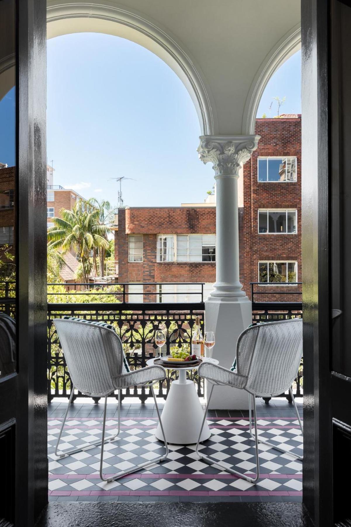 King Room with Balcony - Photo 22