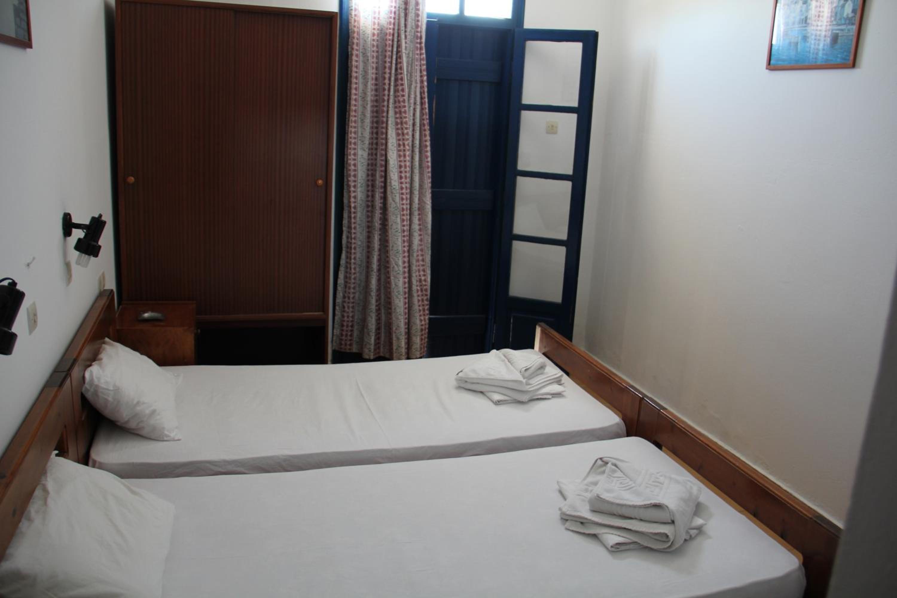 Double or Twin Room with City View - Photo 8