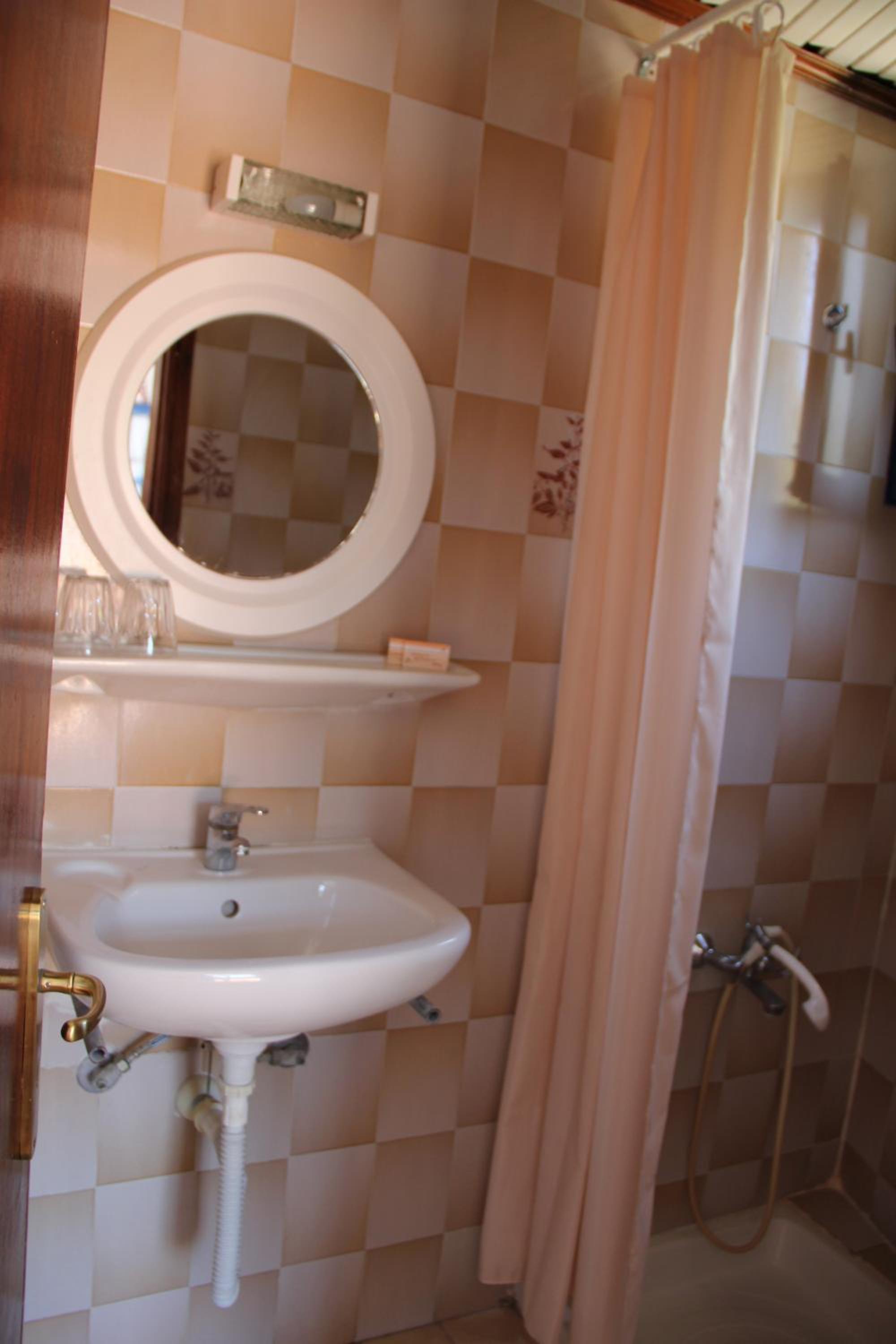 Double or Twin Room with City View - Photo 7