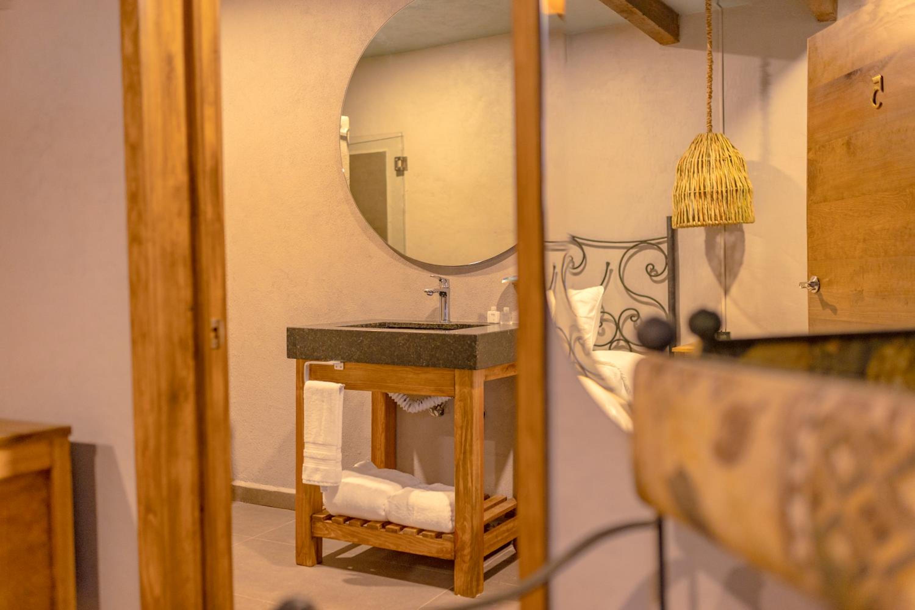 Standard King Room - Photo 4