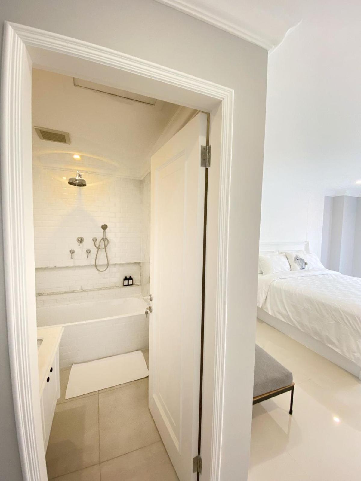 Superior King Room - Photo 12