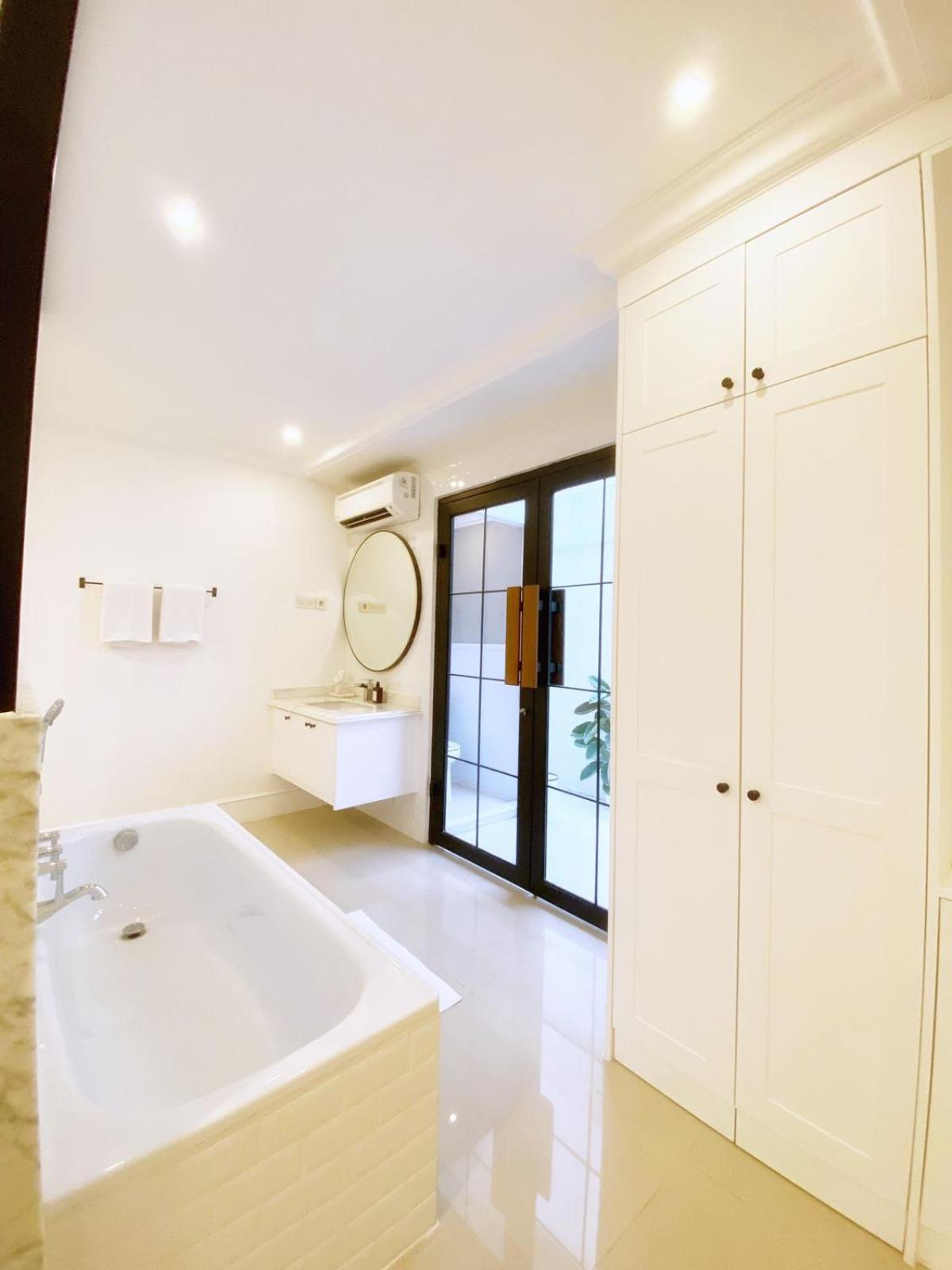 Deluxe King Room - Photo 7