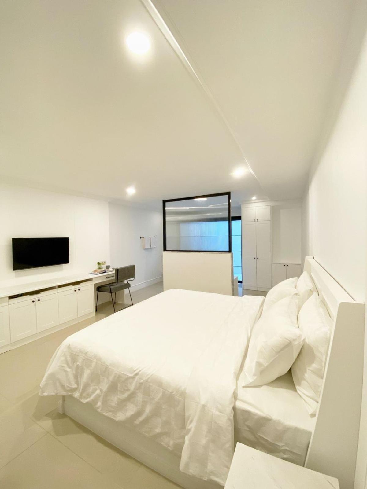 Deluxe King Room - Photo 4