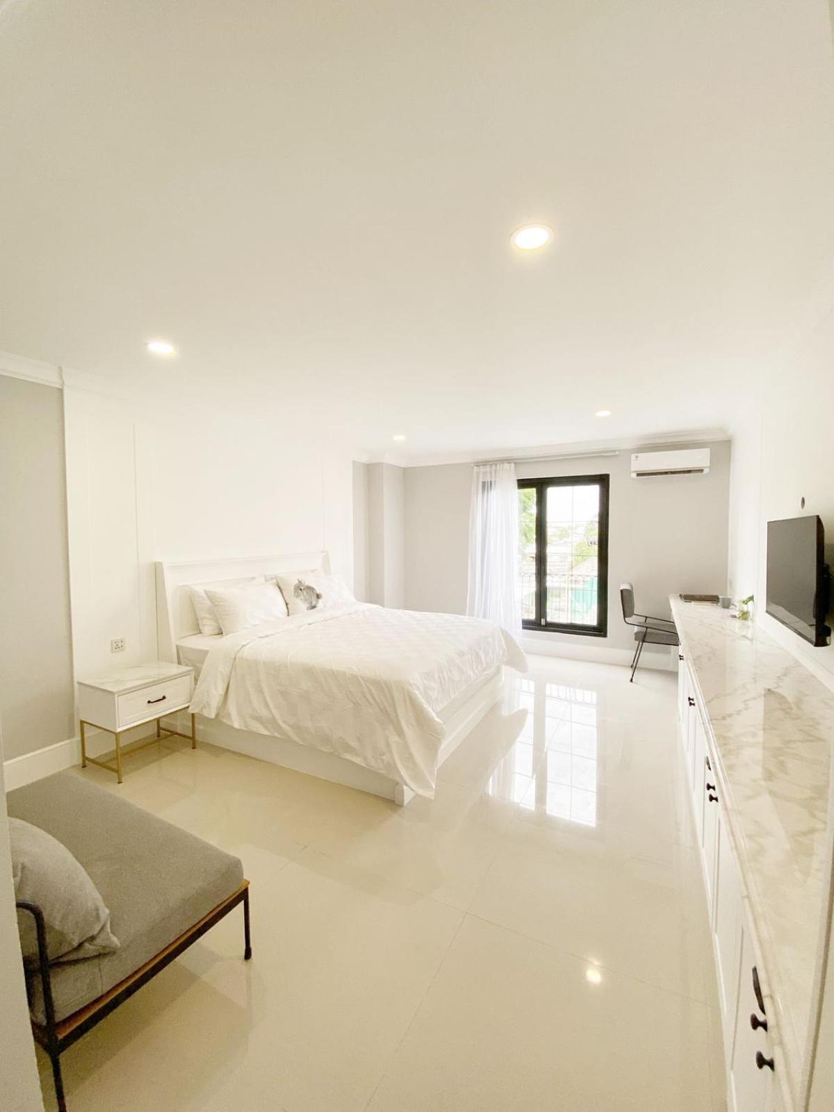 Superior King Room - Photo 7