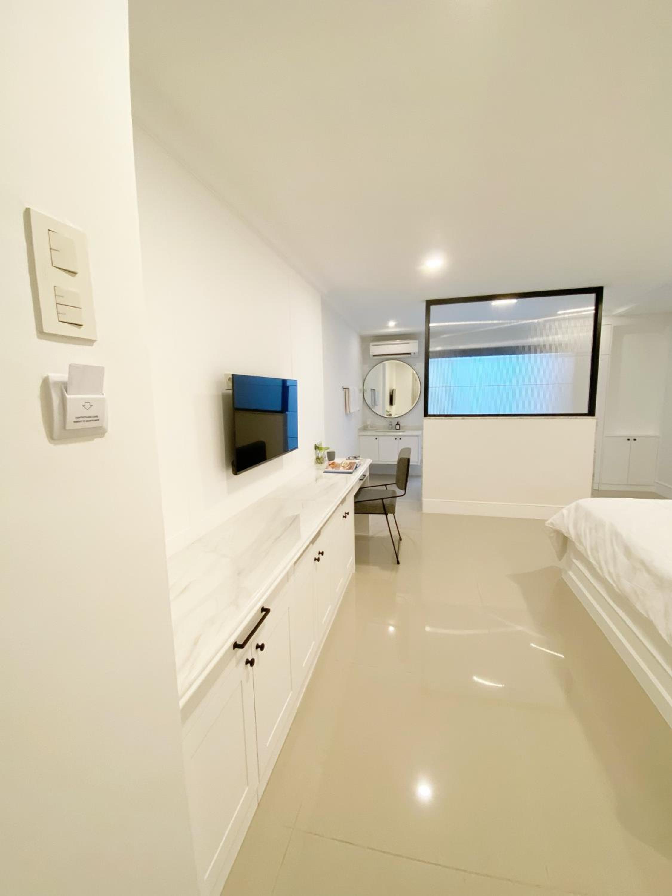 Deluxe King Room - Photo 3