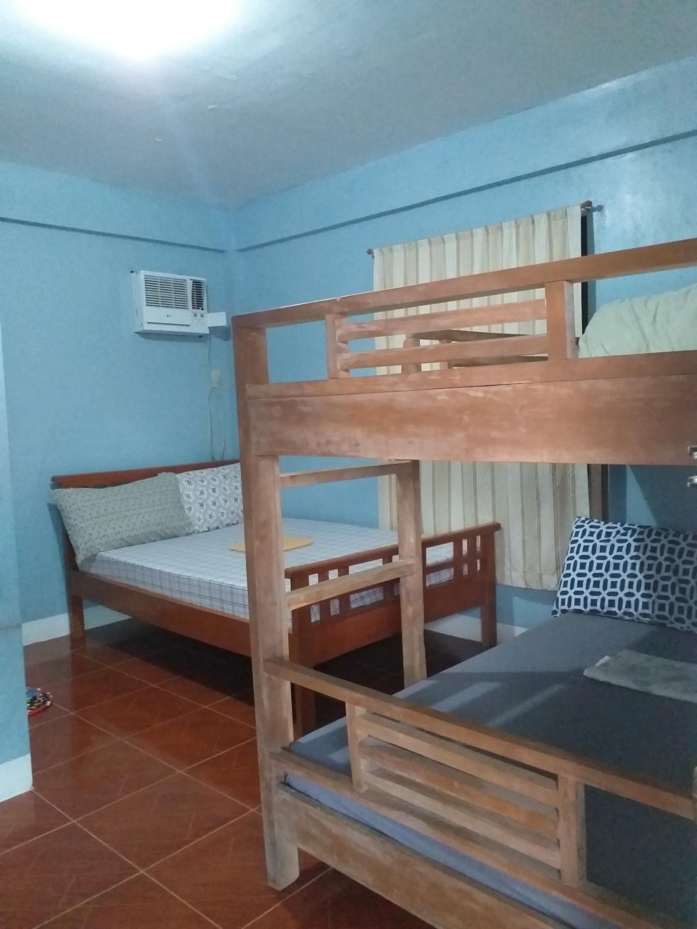 Six-Bedroom House photo 2