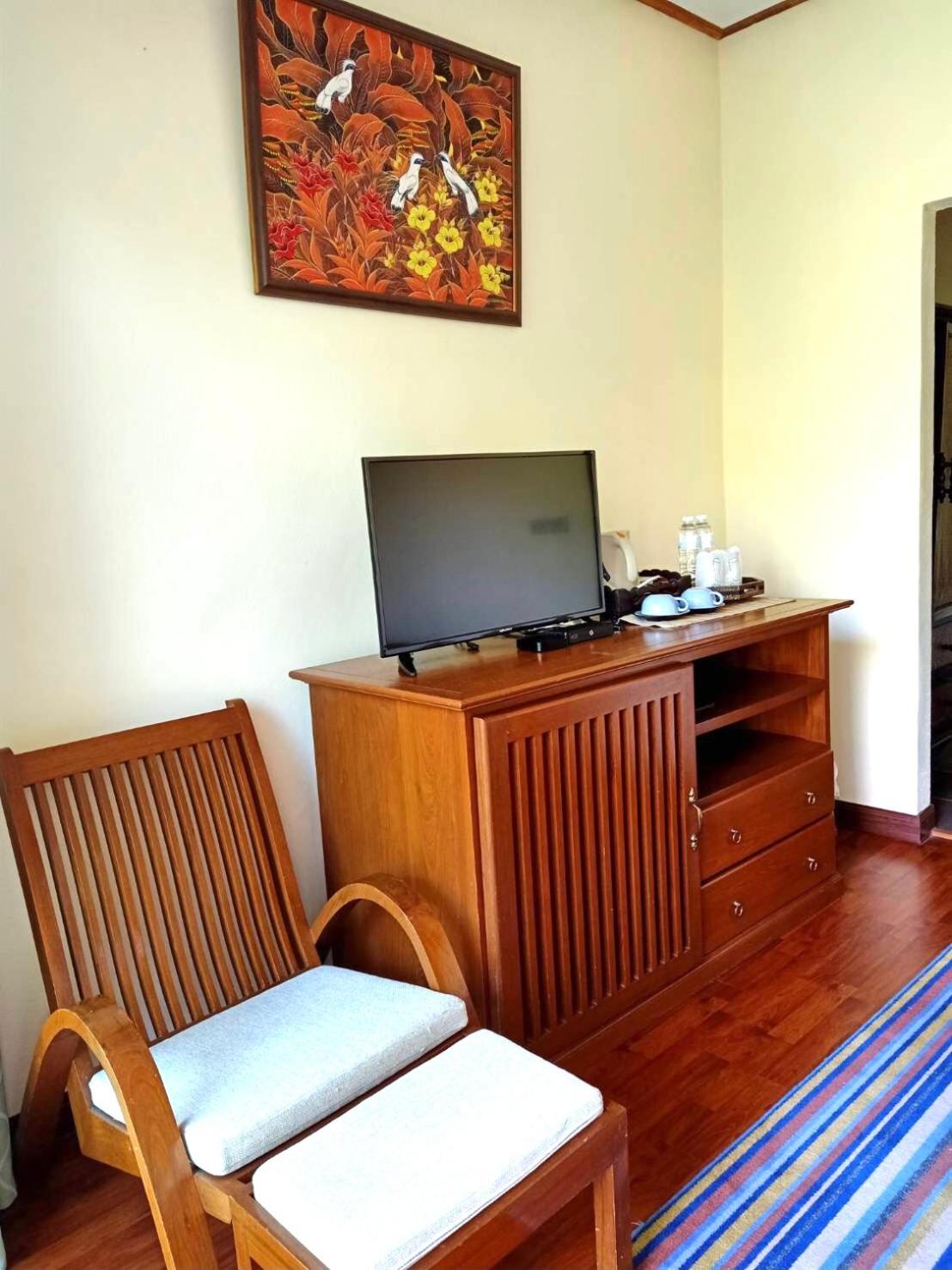 Queen Room with Balcony - Photo 10