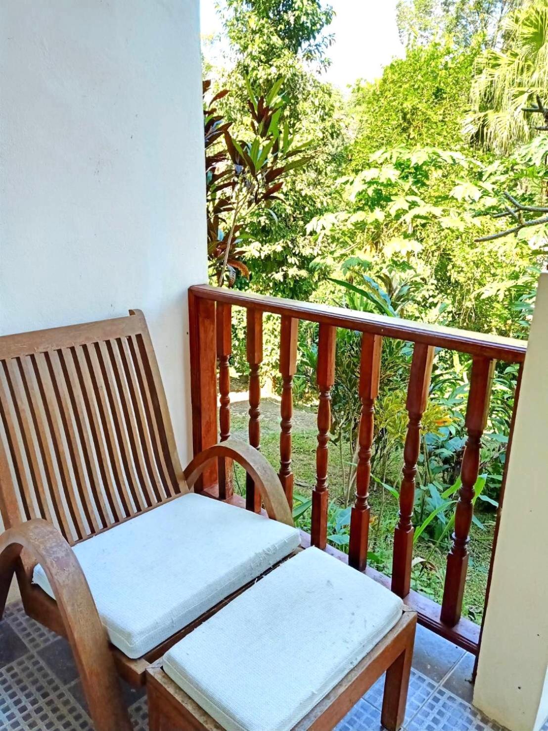 Queen Room with Balcony - Photo 12