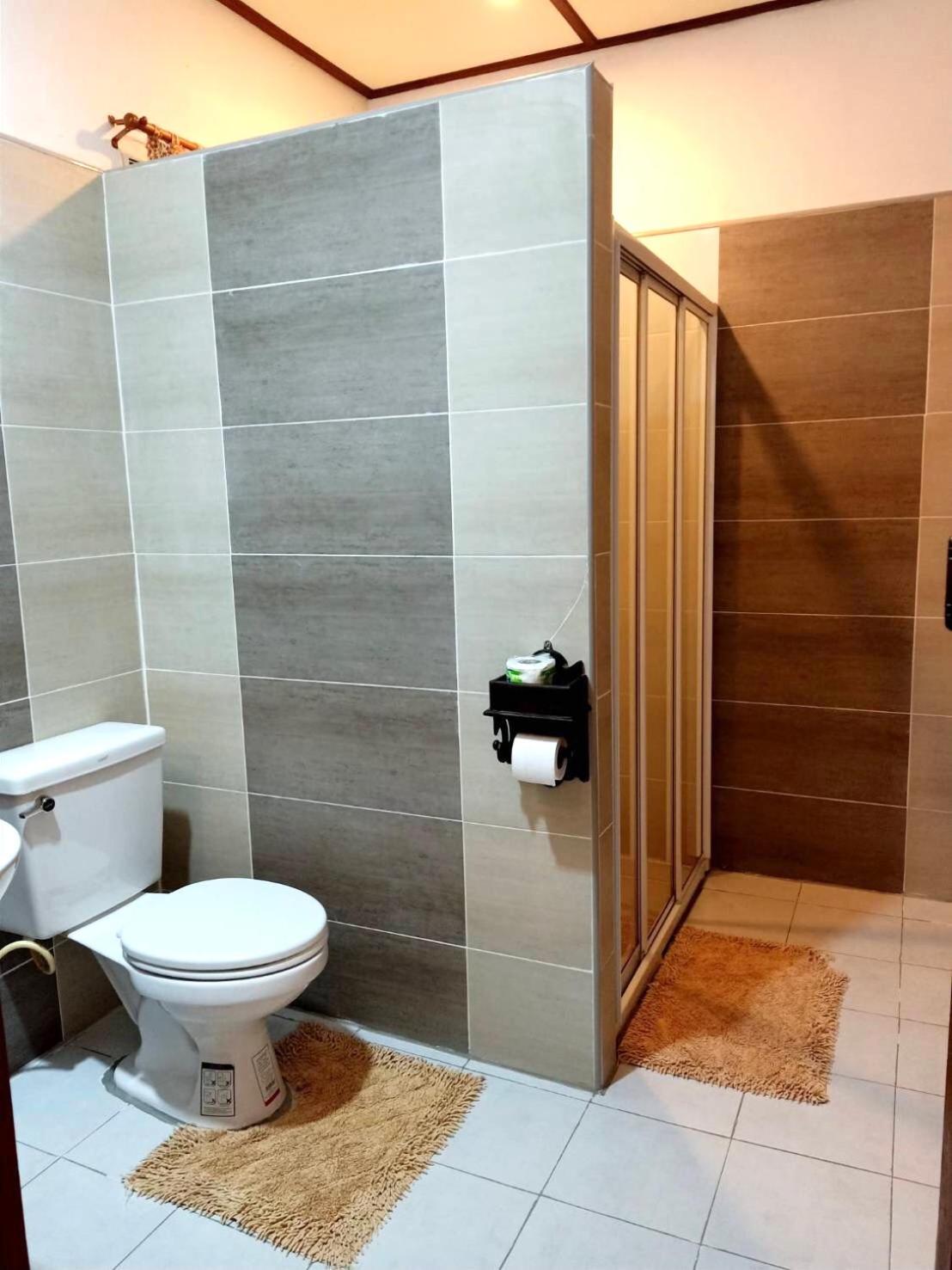 Queen Room with Balcony - Photo 4