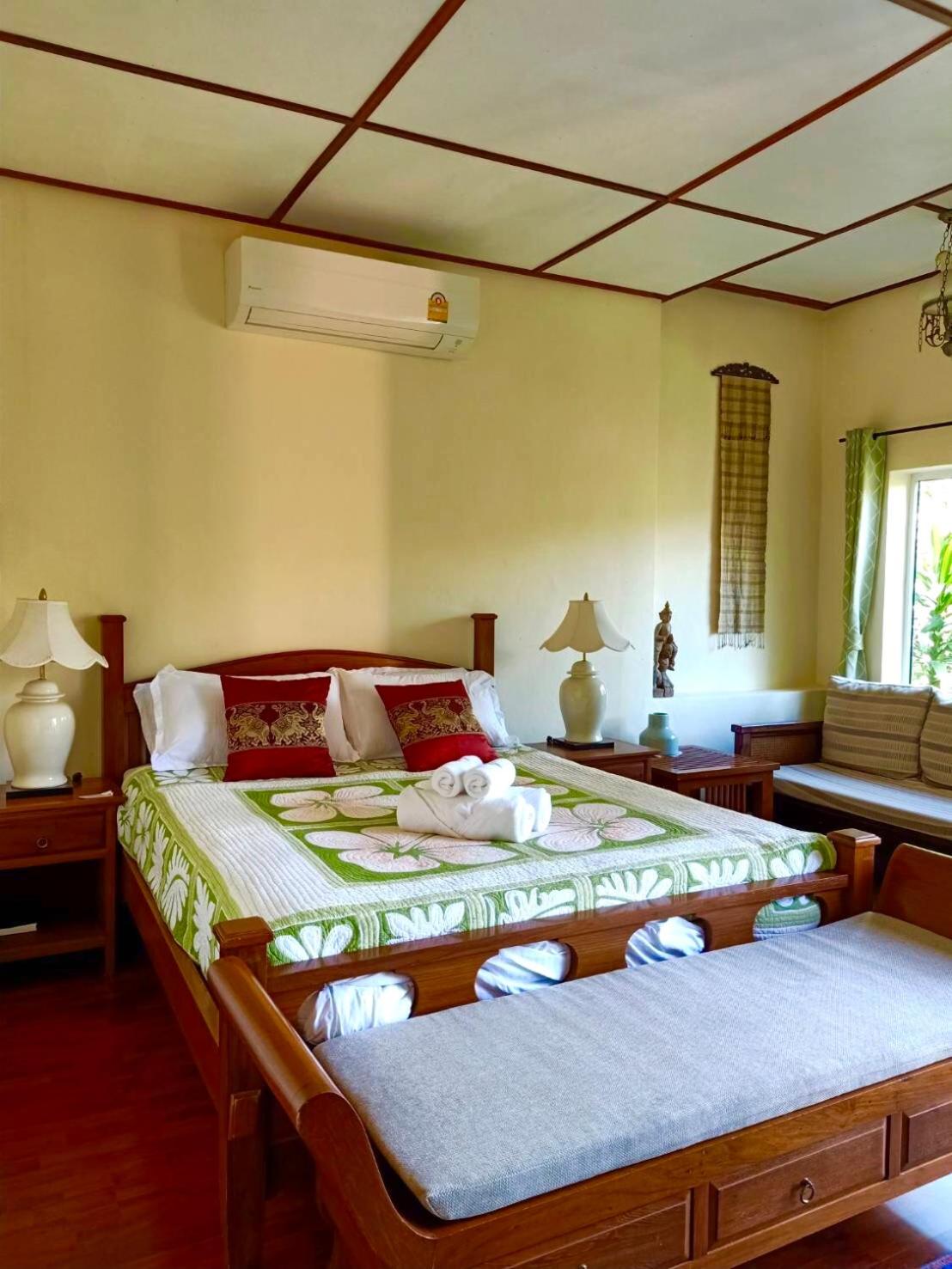 Queen Room with Balcony - Photo 15
