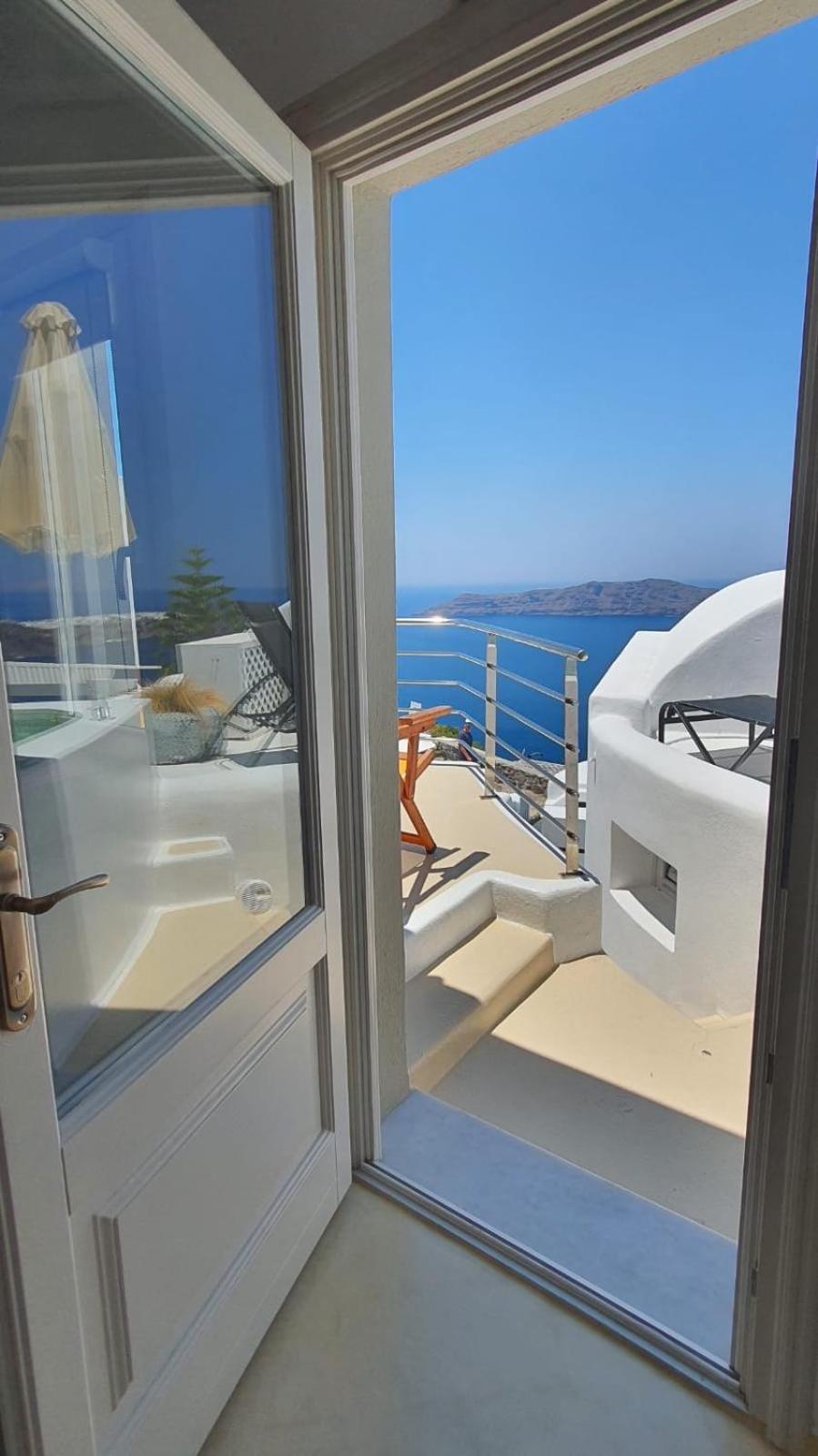 Standard Cave Suite with outdoor Hot Tub and Caldera View - Photo 11