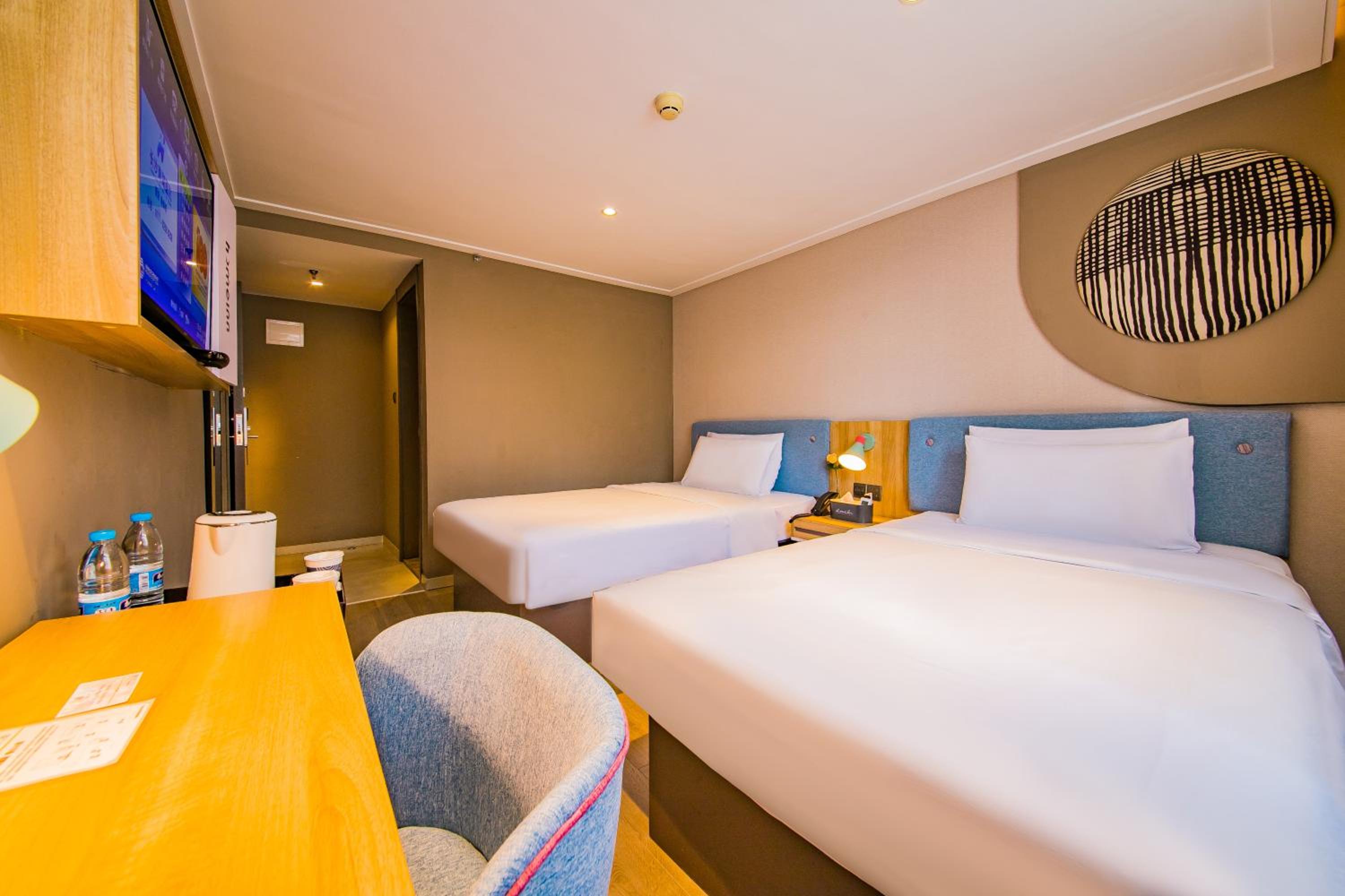 Mainland Chinese Citizens - Standard Twin Room - Photo 1