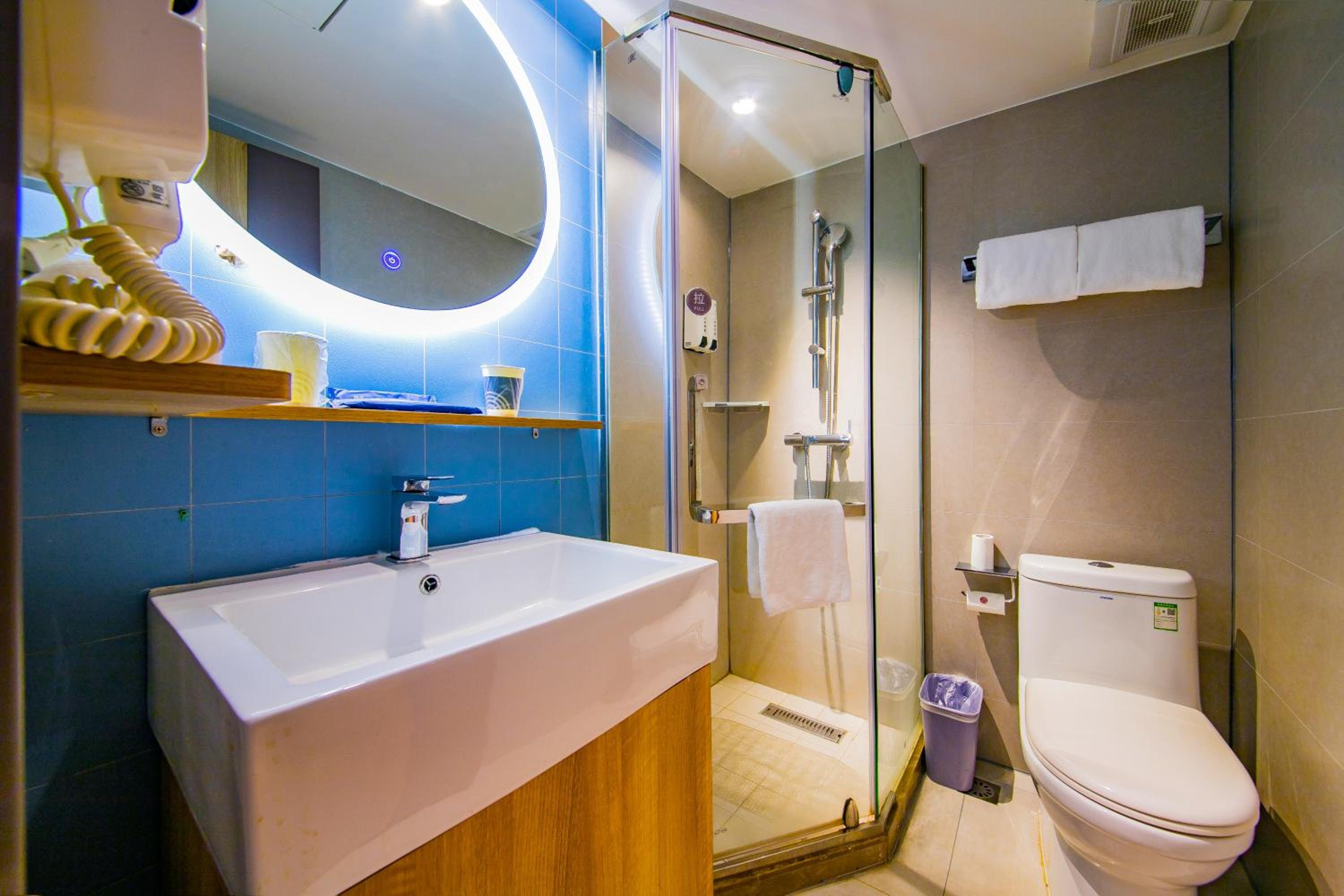 Mainland Chinese Citizens - Standard Twin Room - Photo 4
