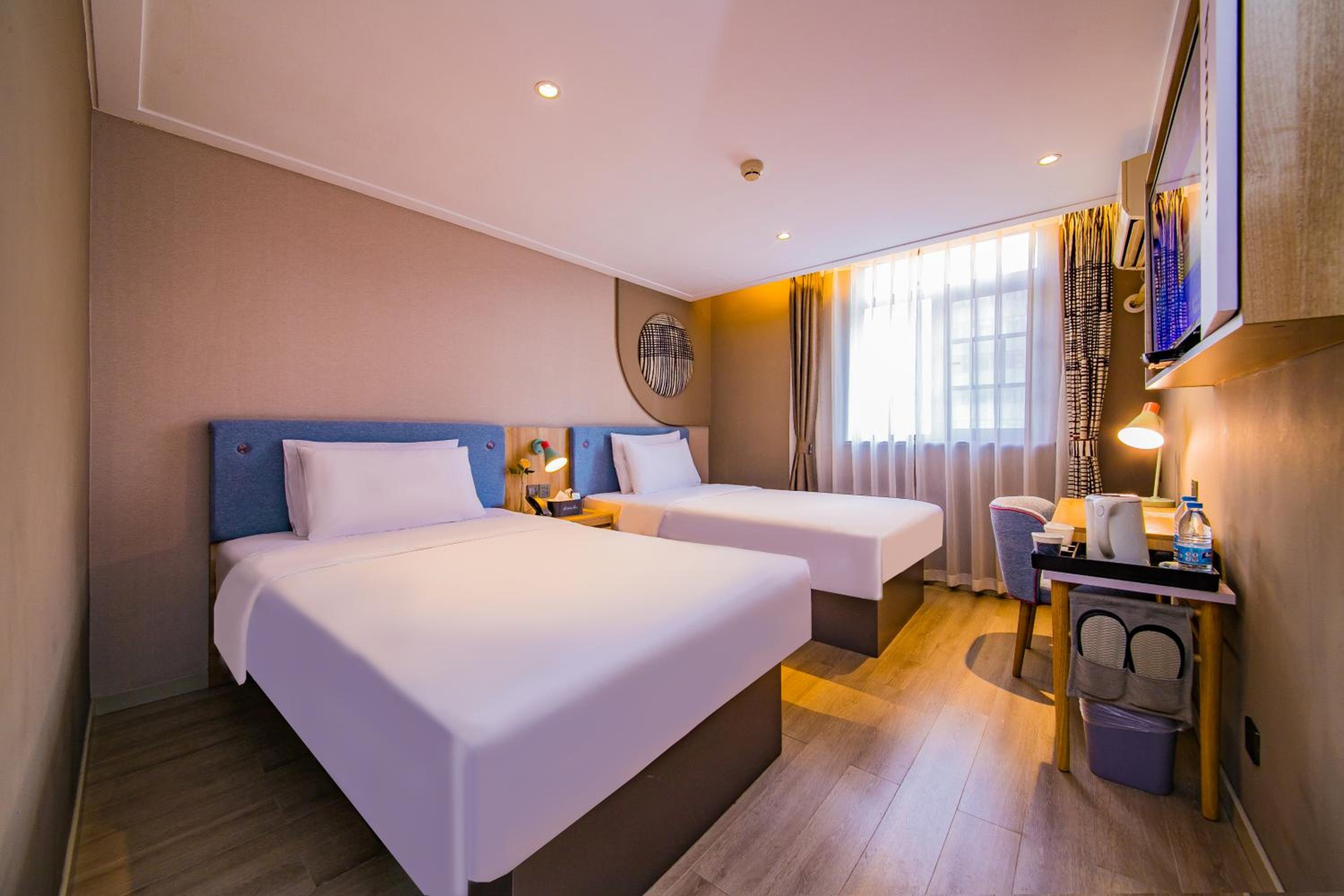 Mainland Chinese Citizens - Standard Twin Room - Photo 3