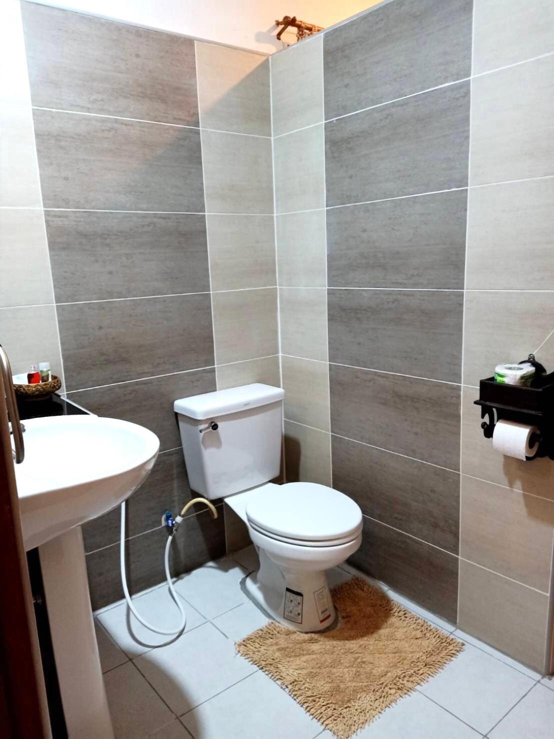 Queen Room with Balcony - Photo 7