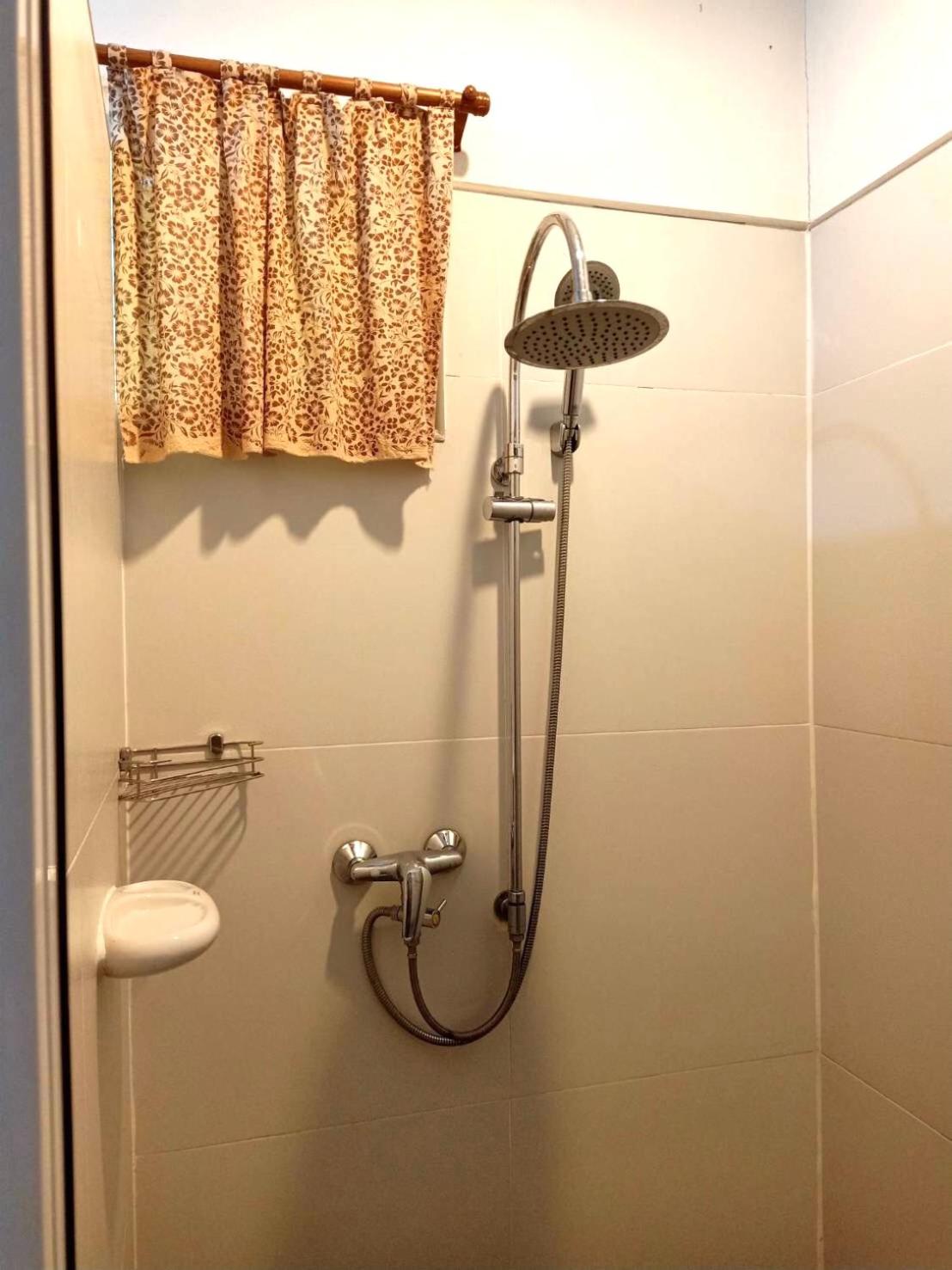 Queen Room with Balcony - Photo 6