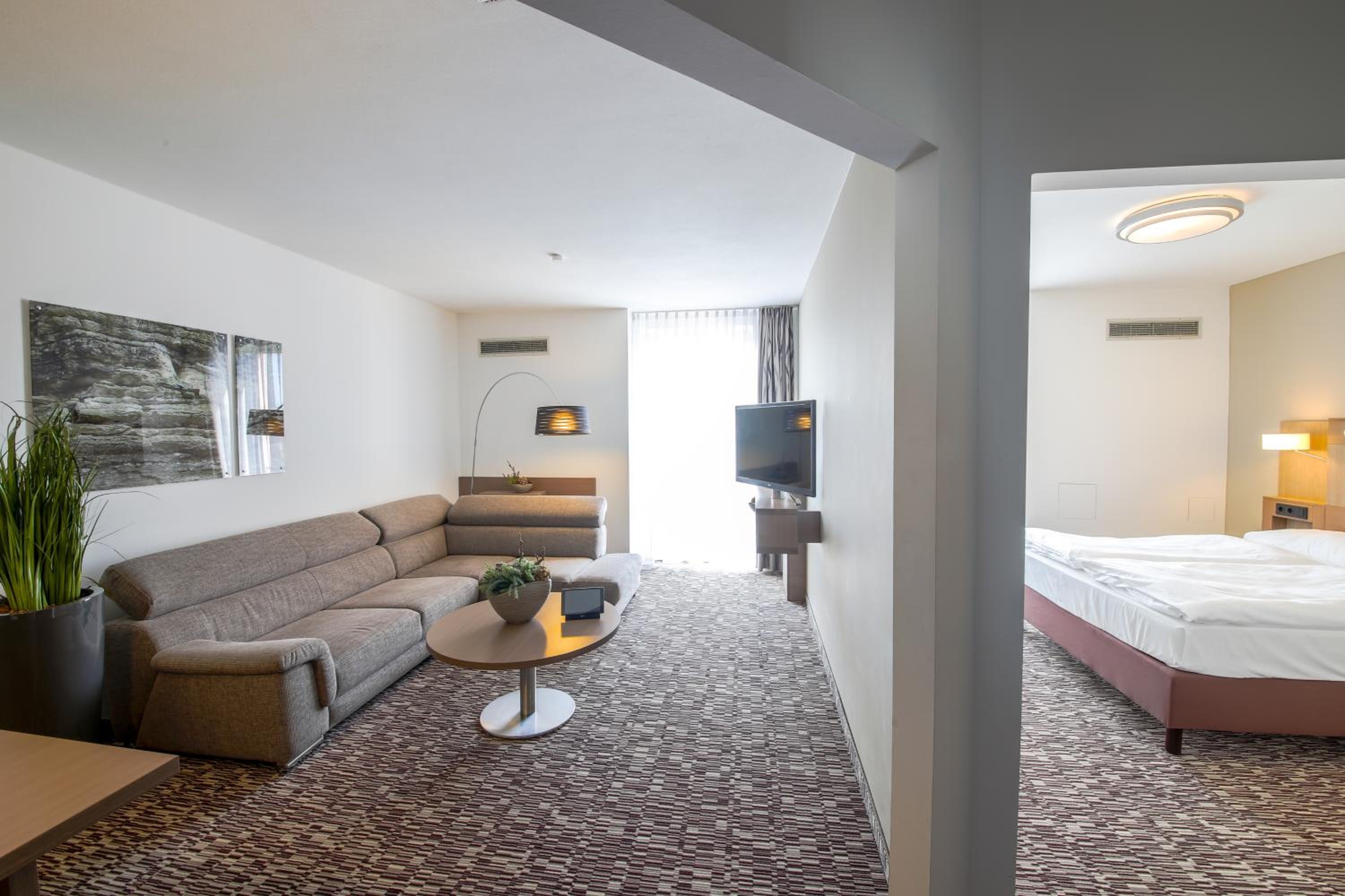 Business Suite - Photo 3