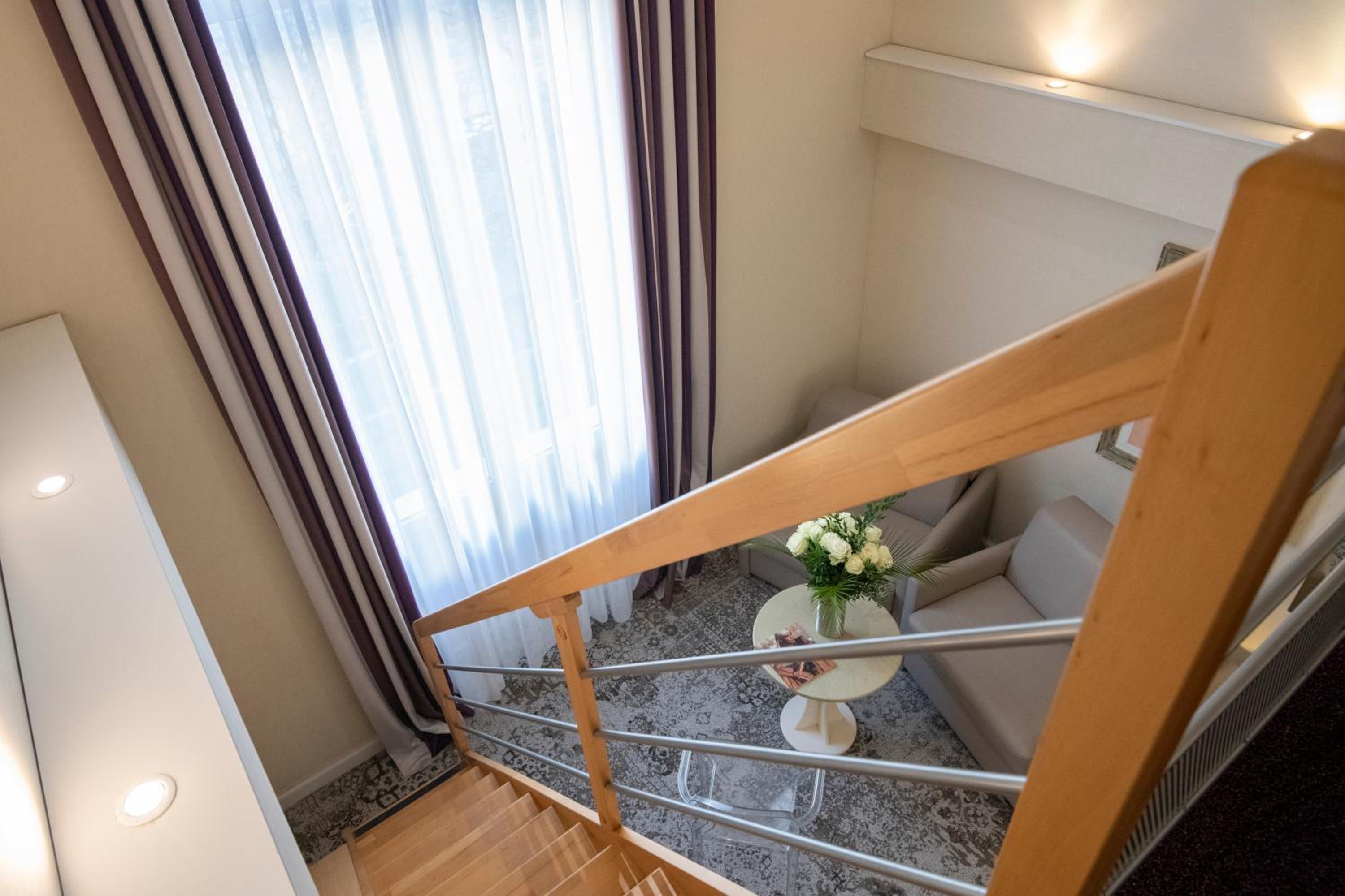 Executive Room with King Bed and Sofa Bed - Non-Smoking - Photo 5