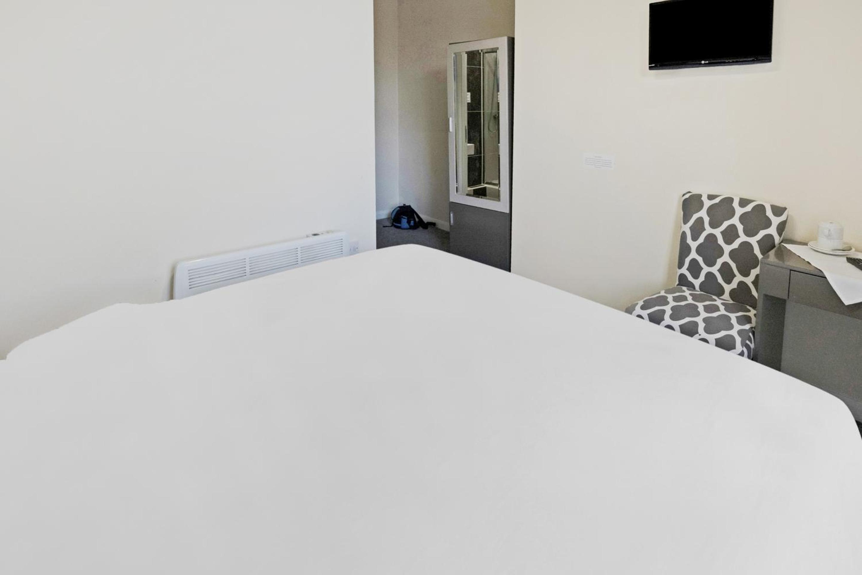 Standard Double Room - Photo 8