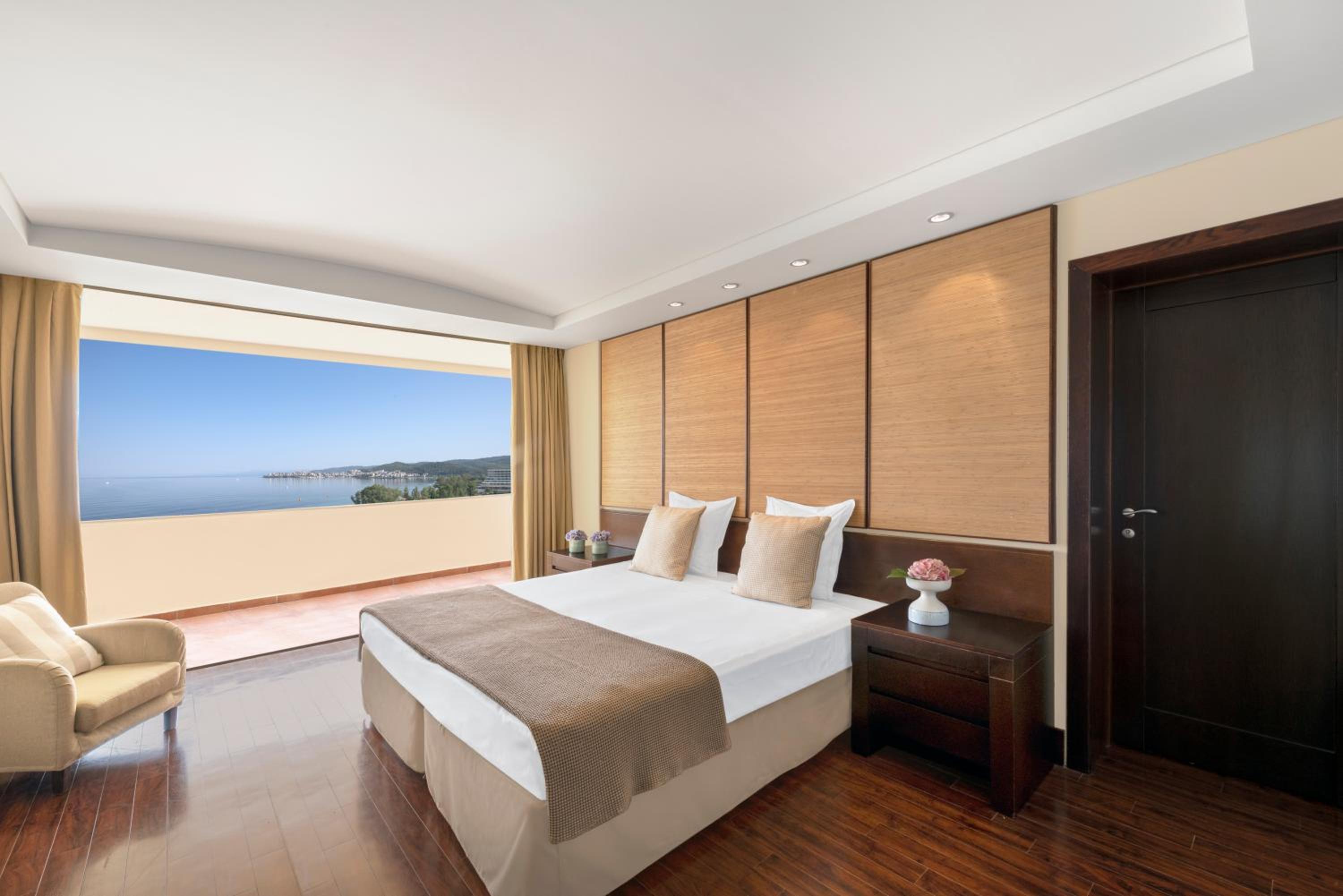 Superior Two Bedroom Suite Side Sea View photo 3