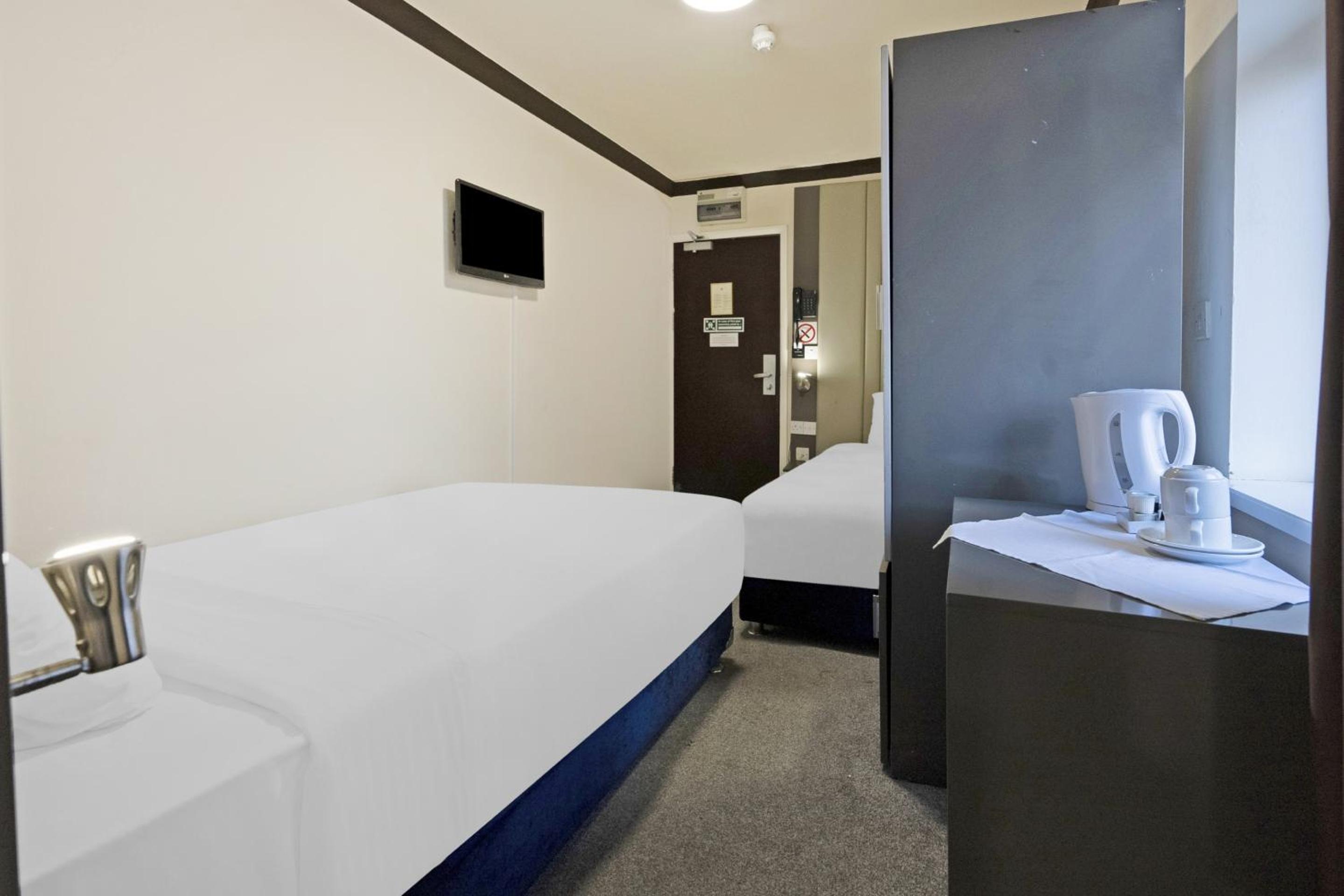 Standard Twin Room - Photo 3