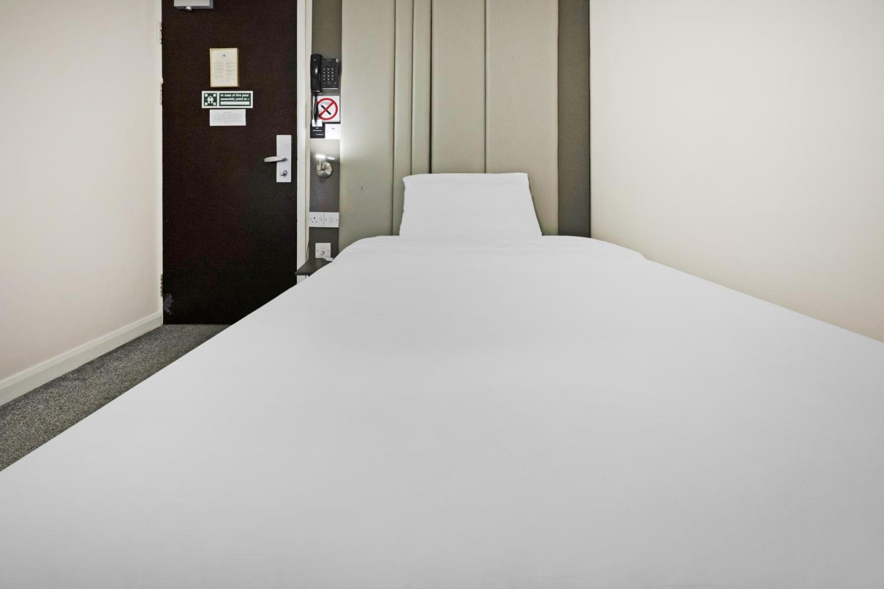 Standard Twin Room - Photo 4