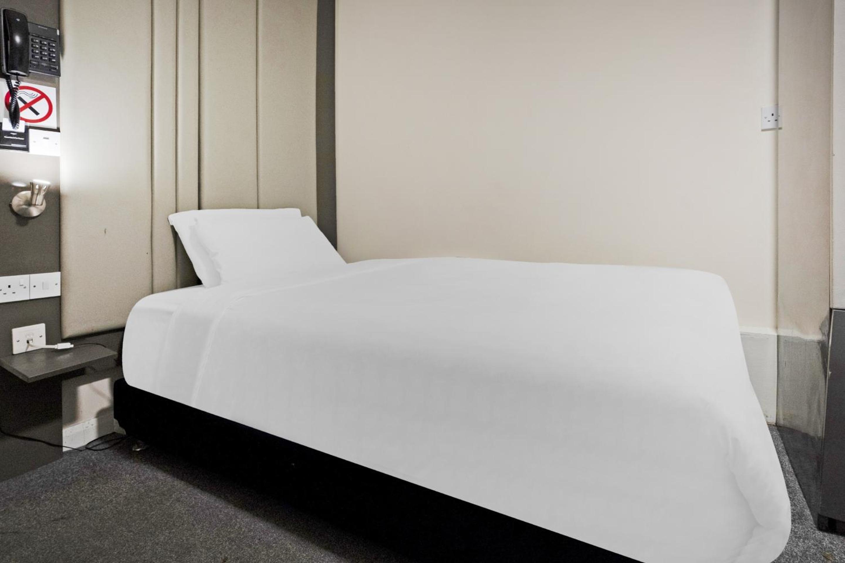 Standard Twin Room - Photo 9