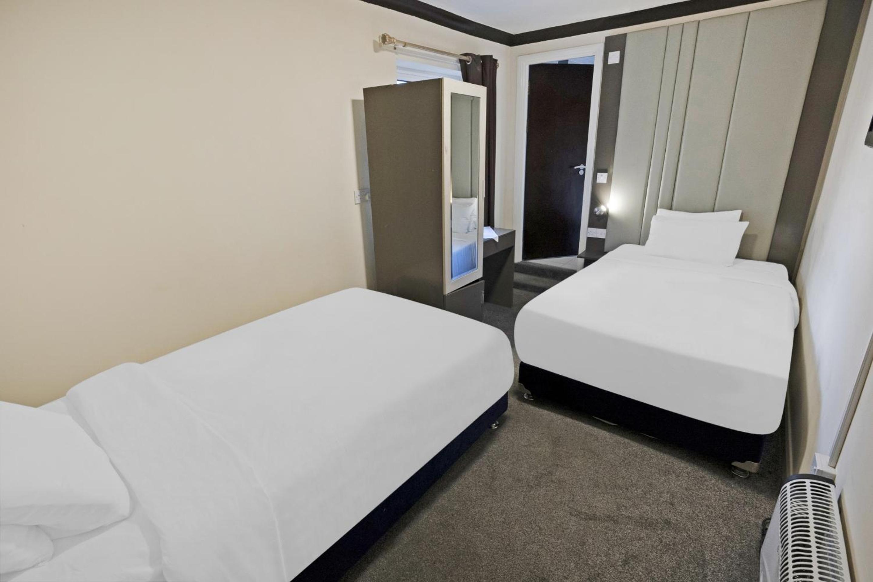 Standard Twin Room - Photo 10