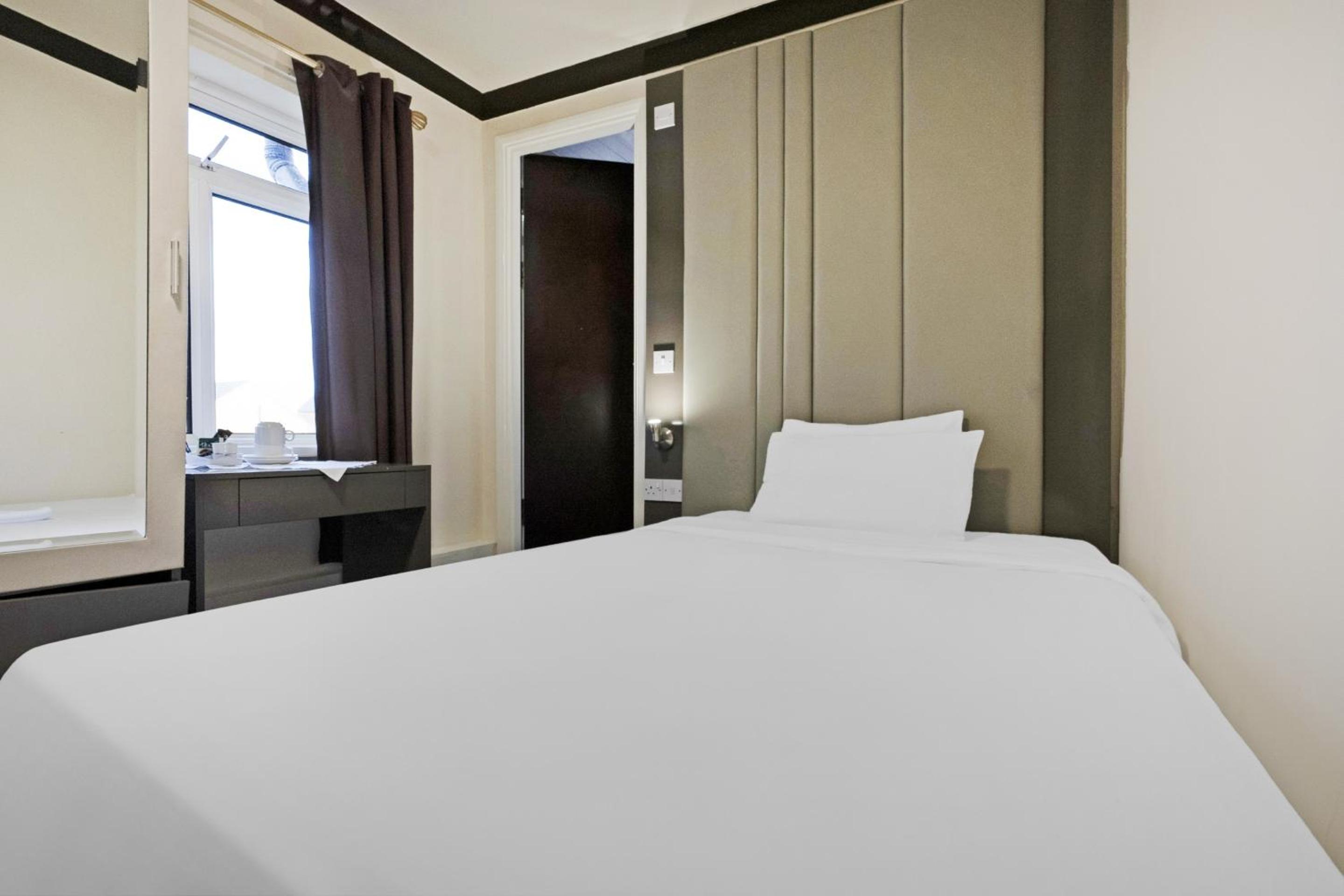 Standard Twin Room - Photo 2
