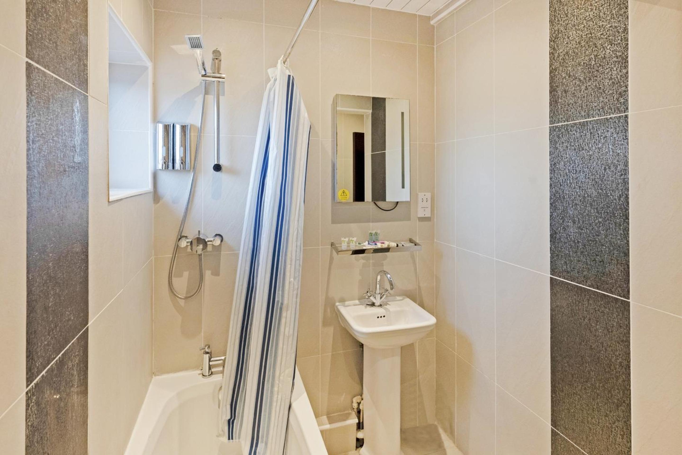 Standard Triple Room - Photo 19