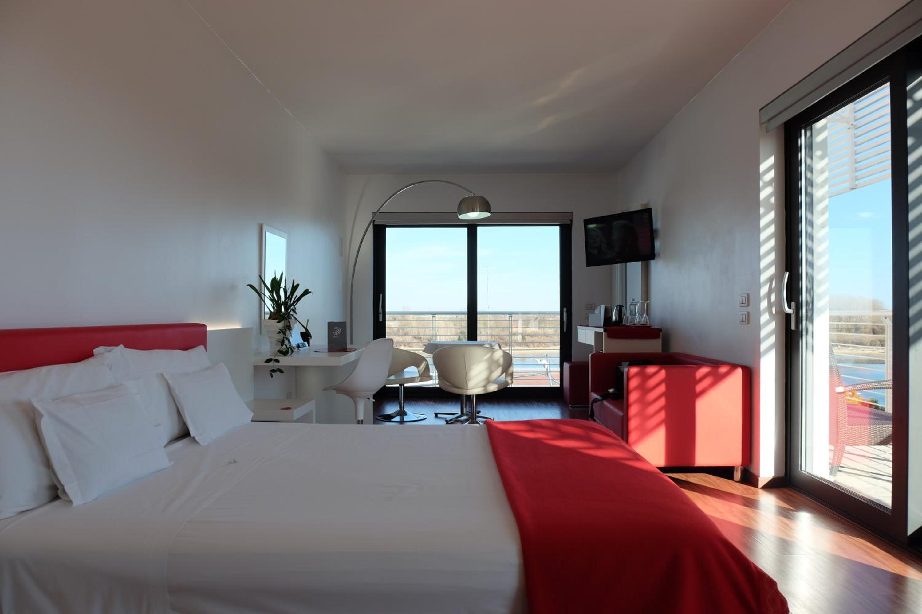 Junior Suite with Canal View - Photo 5